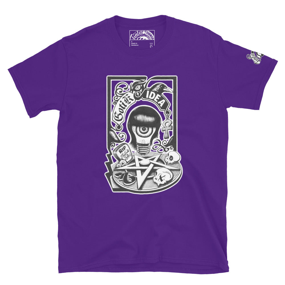 Bombilla gótica con cuervo y símbolos oscuros sobre camiseta color púrpura