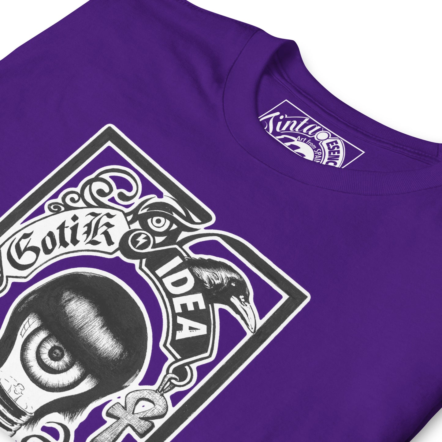 Bombilla gótica con cuervo y símbolos oscuros sobre camiseta color púrpura