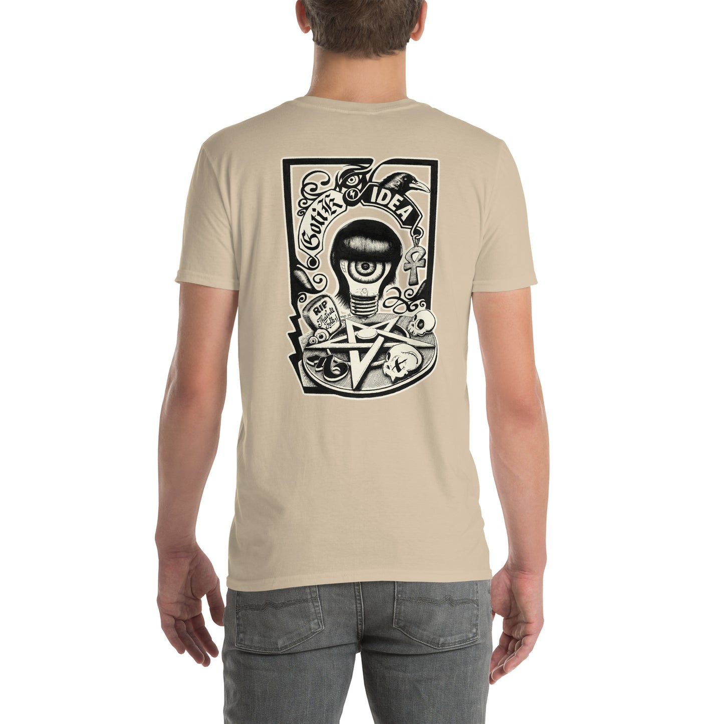 chico con camiseta color arena con ilustración a la espalda de bombilla gótica con cuervo y símbolos oscuros y la frase gotik idea