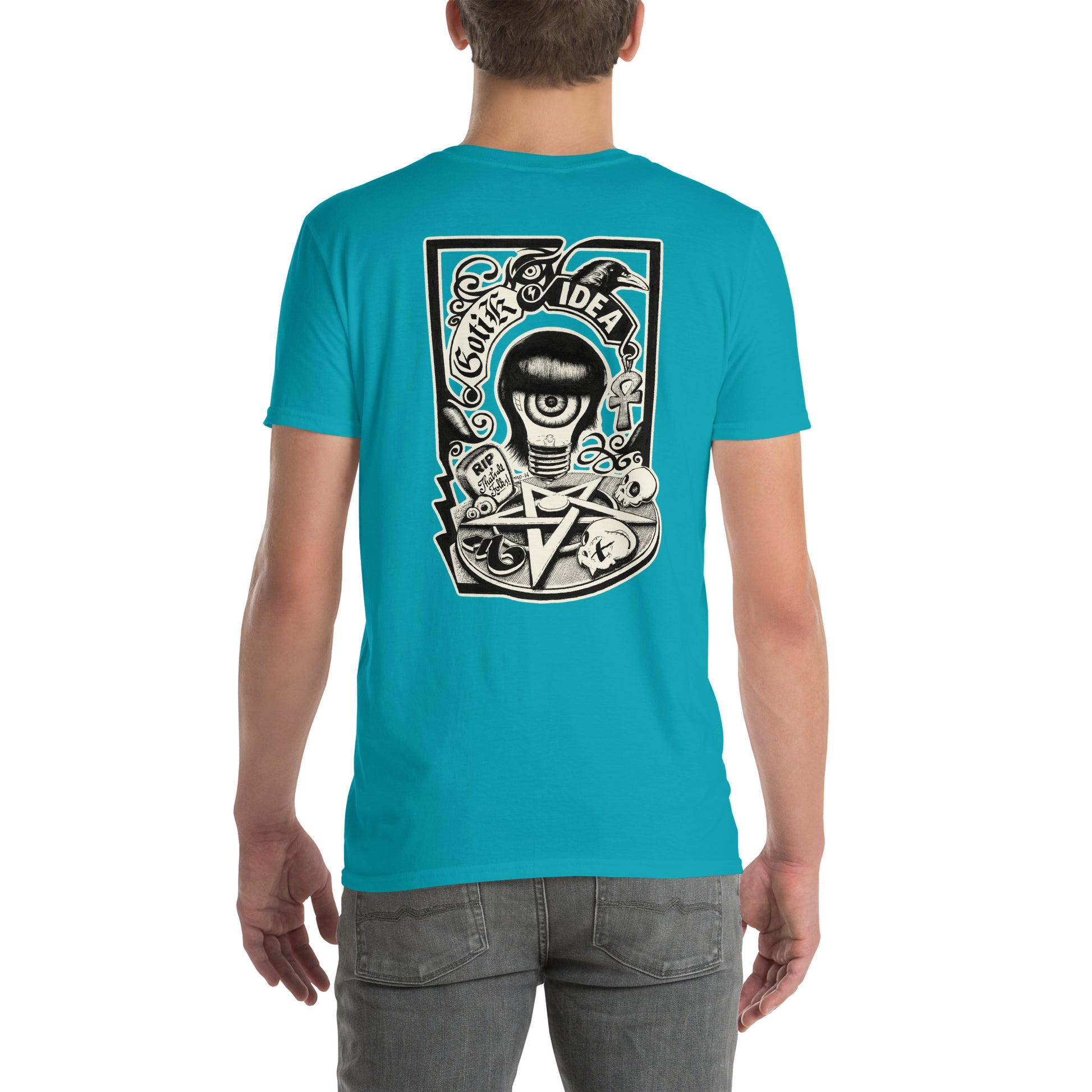 chico con camiseta color azul tropical con ilustración a la espalda de bombilla gótica con cuervo y símbolos oscuros y la frase gotik idea