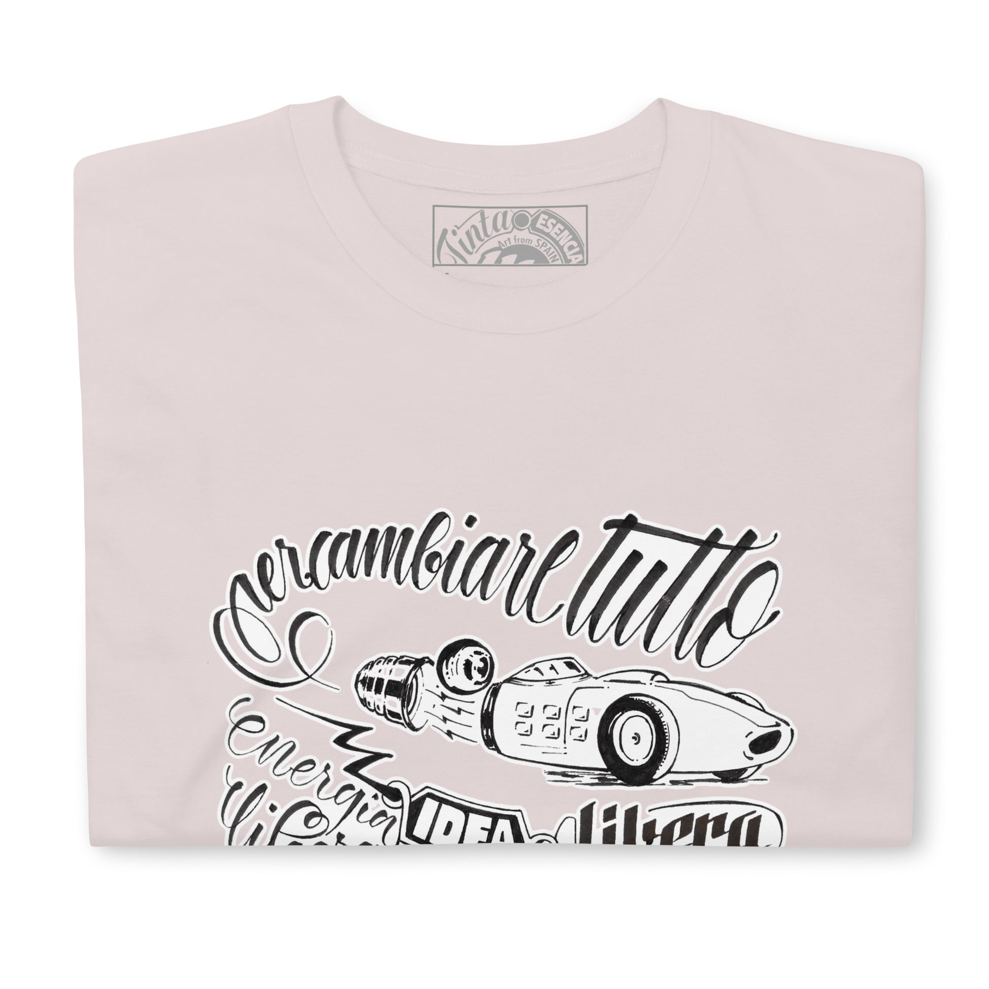 camiseta color rosa pálido de algodón con ilustración a tinta de miguelguerrero que representa una bombilla con forma de coche de carreras antiguo, con el texto caligráfico 'idea libera per cambiare Tutto energia libera'