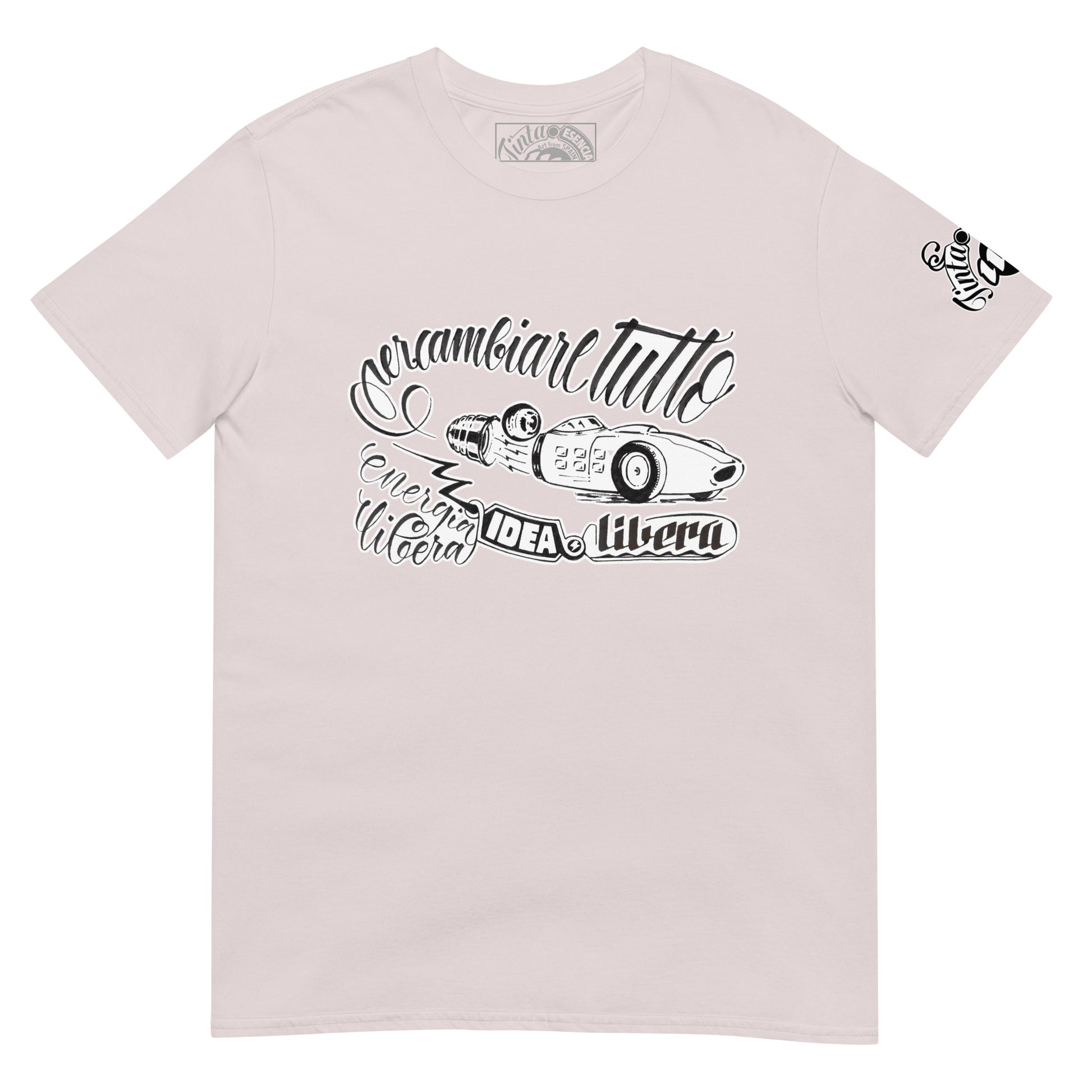 camiseta color rosa pálido de algodón con ilustración a tinta de miguelguerrero que representa una bombilla con forma de coche de carreras antiguo, con el texto caligráfico 'idea libera per cambiare Tutto energia libera'