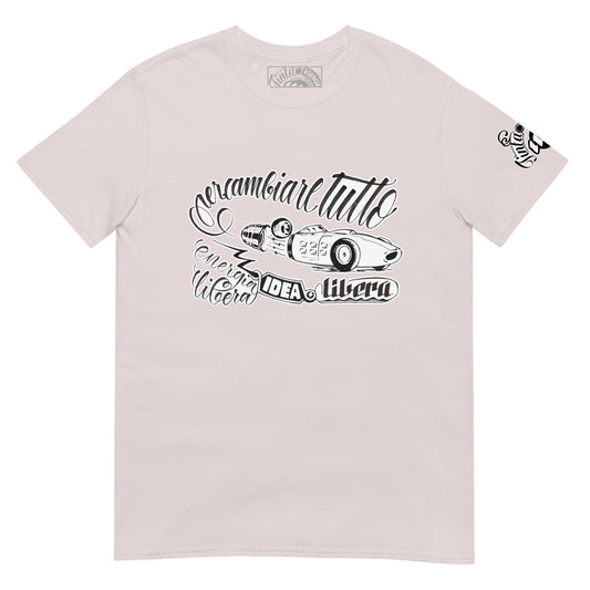 camiseta color rosa pálido de algodón con ilustración a tinta de miguelguerrero que representa una bombilla con forma de coche de carreras antiguo, con el texto caligráfico 'idea libera per cambiare Tutto energia libera'
