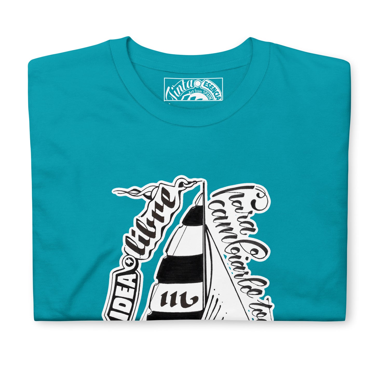 Ilustración de bombilla convertida en barco velero en camiseta azul. Texto Idea libre para cambiarlo todo, energía libre.