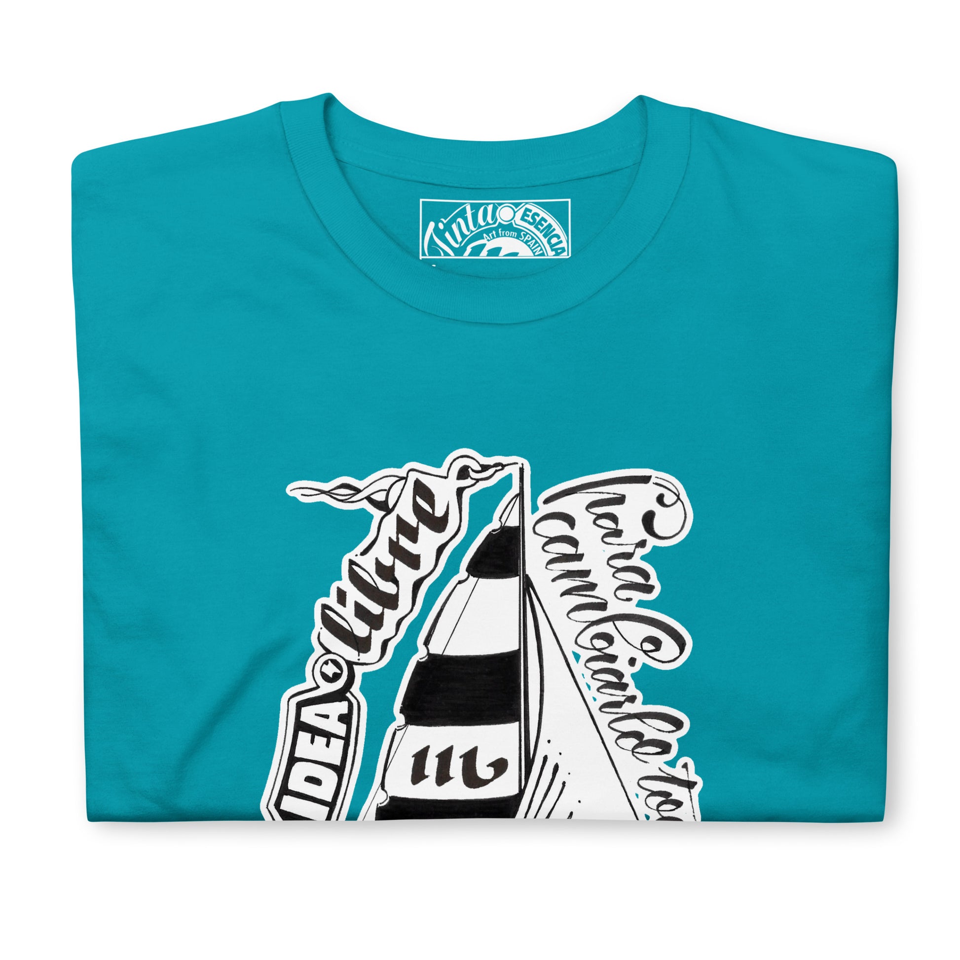 Ilustración de bombilla convertida en barco velero en camiseta azul. Texto Idea libre para cambiarlo todo, energía libre.