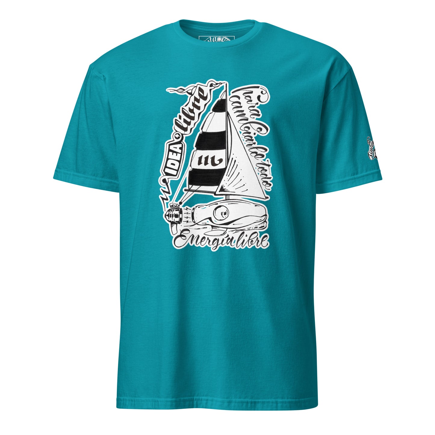 Ilustración de bombilla convertida en barco velero en camiseta azul. Texto Idea libre para cambiarlo todo, energía libre.