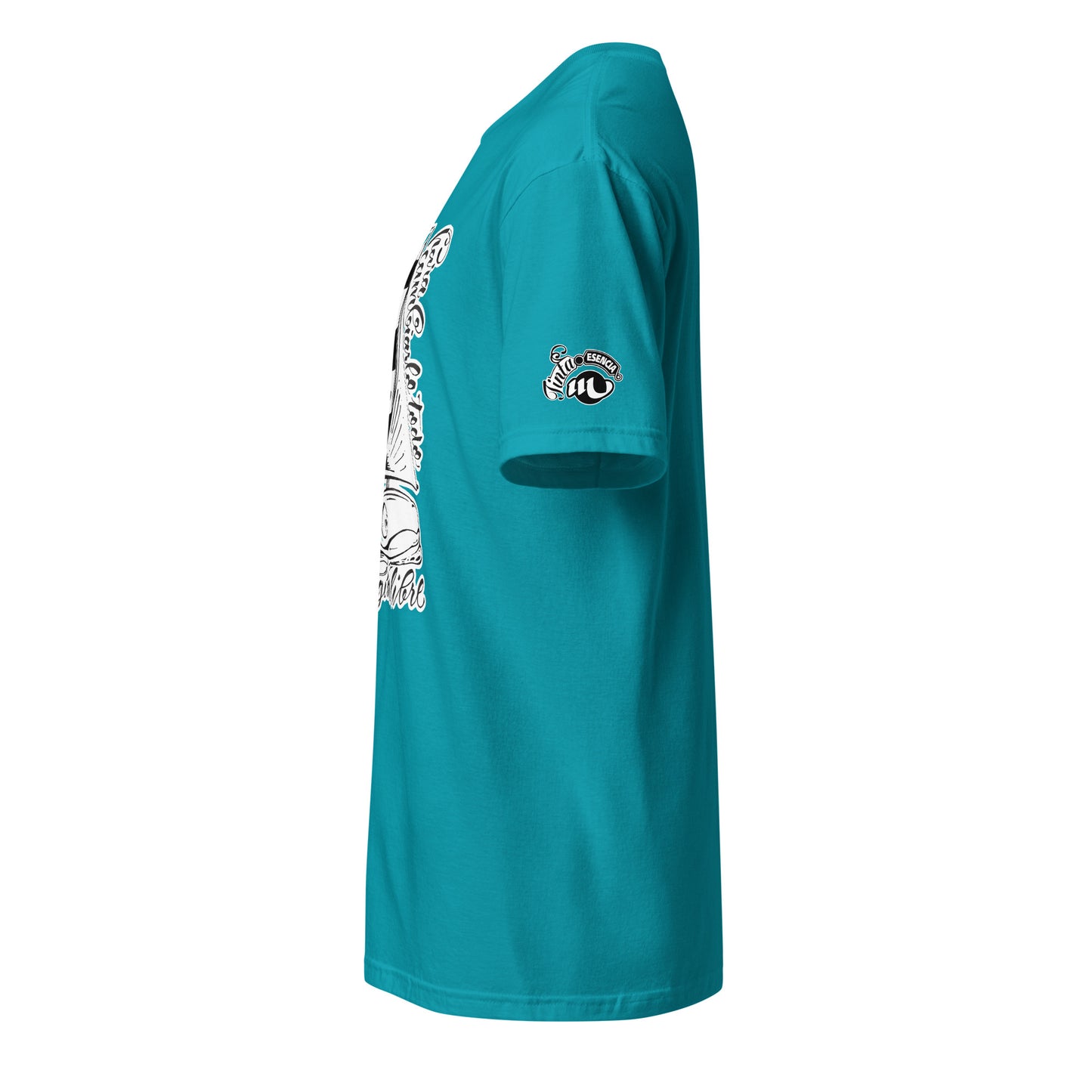 Ilustración de bombilla convertida en barco velero en camiseta azul. Texto Idea libre para cambiarlo todo, energía libre.