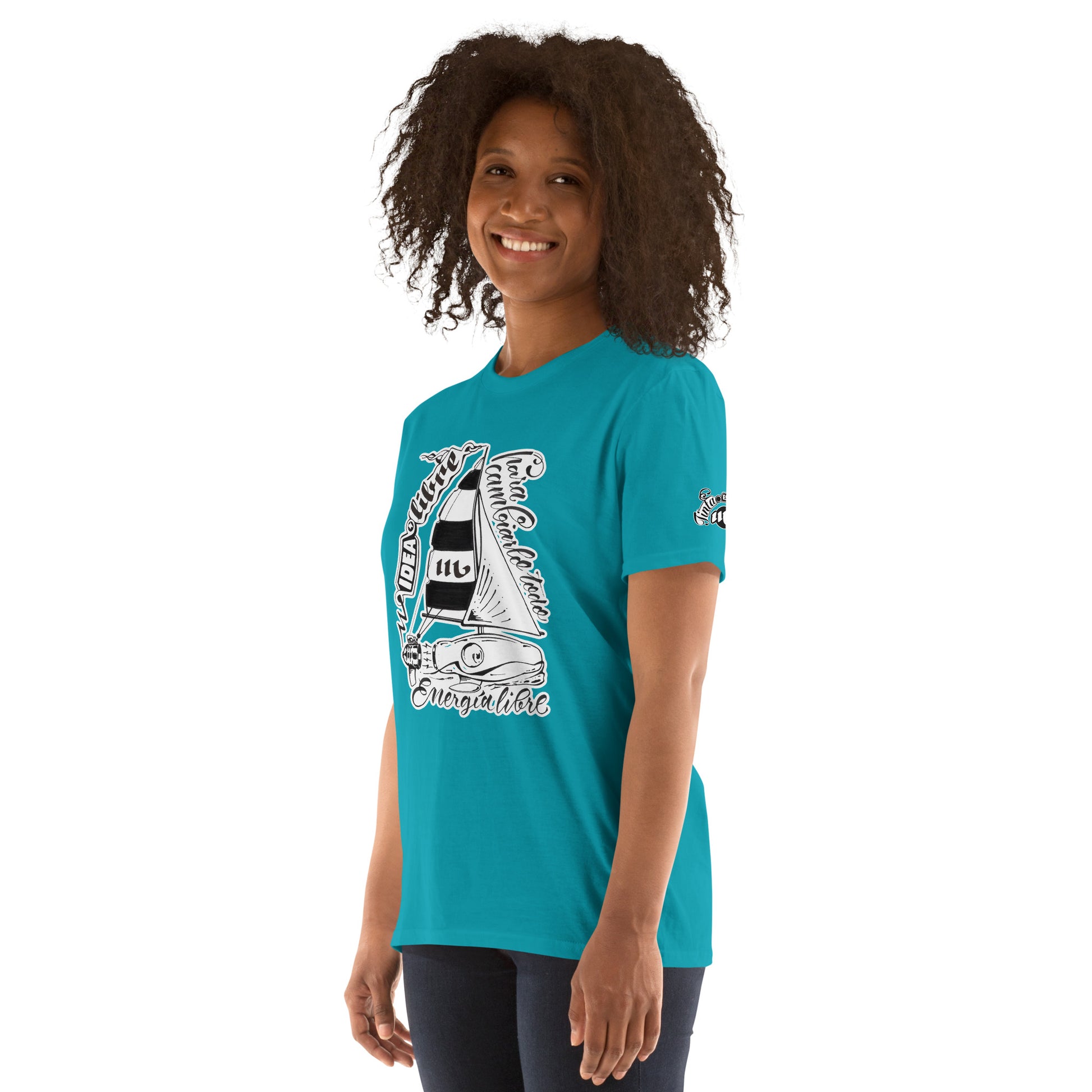 Ilustración de bombilla convertida en barco velero en camiseta azul. Texto Idea libre para cambiarlo todo, energía libre.