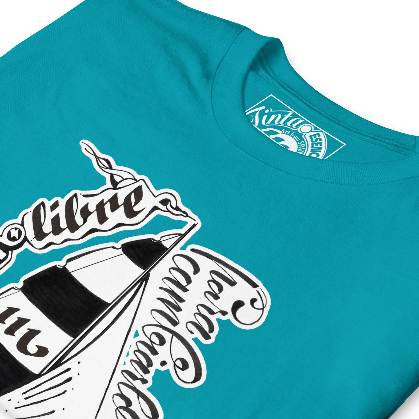 Ilustración de bombilla convertida en barco velero en camiseta azul. Texto Idea libre para cambiarlo todo, energía libre.