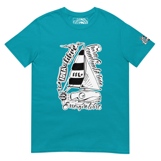 Ilustración de bombilla convertida en barco velero en camiseta azul. Texto Idea libre para cambiarlo todo, energía libre.