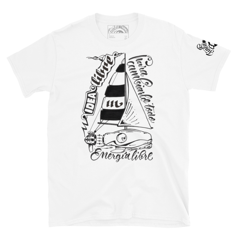 Bombilla barco velero con trazos caligráficos en los que se menciona la idea de energía libre para cambiarlo todo. la bombilla representa esta idea y esta impresa sobre una camiseta blanca de algodón.