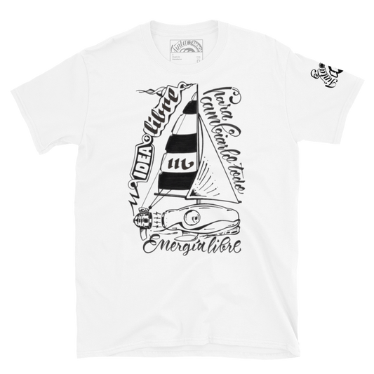 Bombilla barco velero con trazos caligráficos en los que se menciona la idea de energía libre para cambiarlo todo. la bombilla representa esta idea y esta impresa sobre una camiseta blanca de algodón.