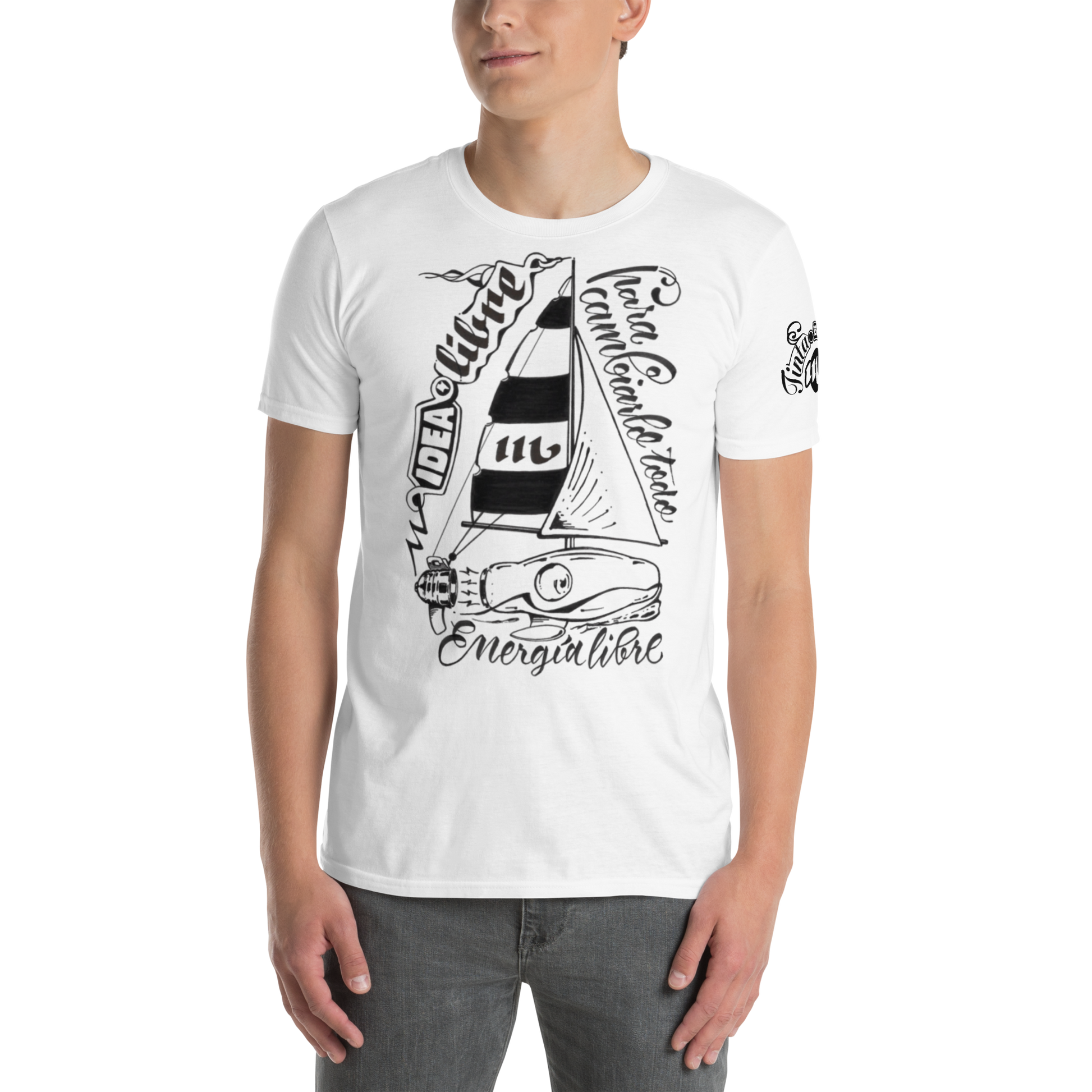 Bombilla barco velero con trazos caligráficos en los que se menciona la idea de energía libre para cambiarlo todo. la bombilla representa esta idea y esta impresa sobre una camiseta blanca de algodón.