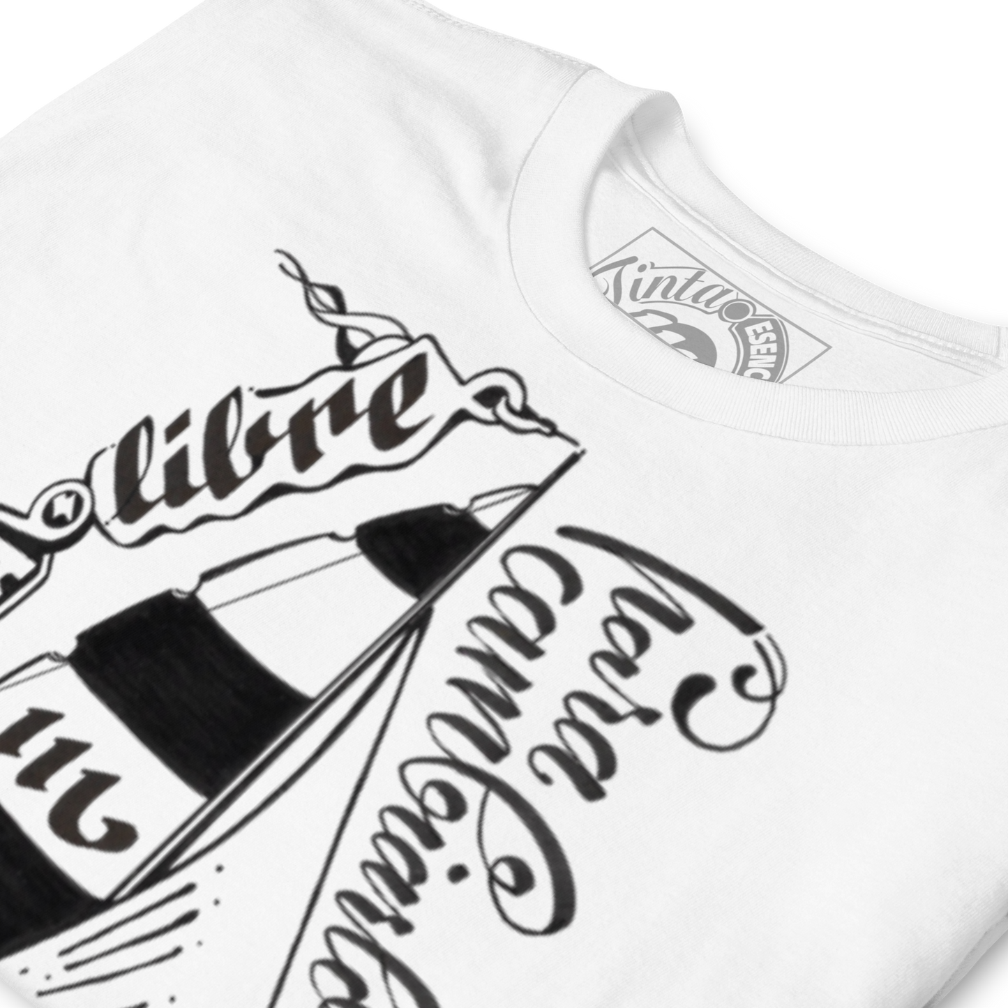 Bombilla barco velero con trazos caligráficos en los que se menciona la idea de energía libre para cambiarlo todo. la bombilla representa esta idea y esta impresa sobre una camiseta blanca de algodón.