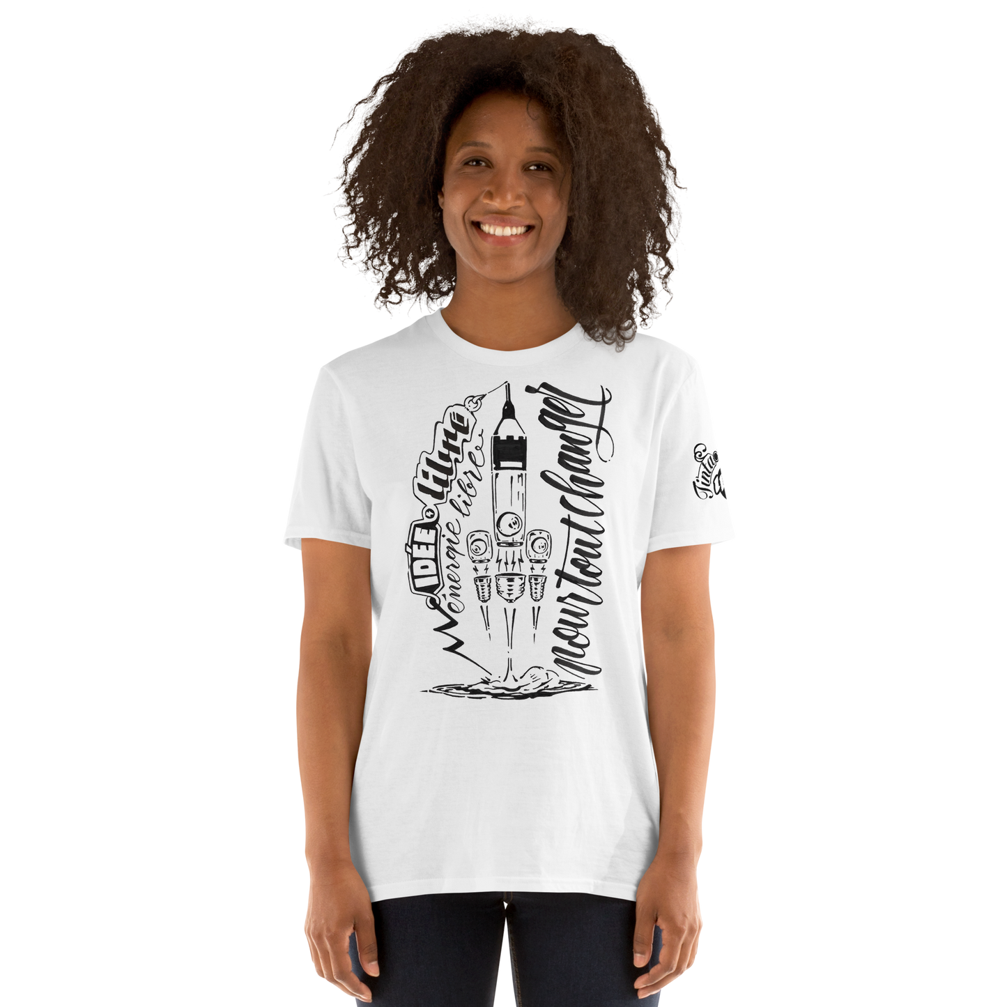 Bombillas cohete espacial con trazo caligráfico en el que se menciona la idea de energía libre para cambiarlo todo. la bombilla representa esta idea y esta impresa sobre una camiseta blanca de algodón.