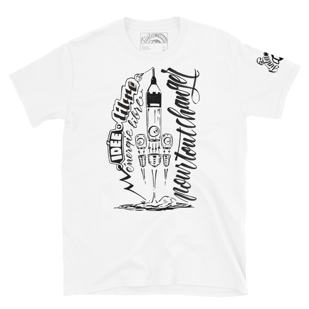 Bombillas cohete espacial con trazo caligráfico en el que se menciona la idea de energía libre para cambiarlo todo. la bombilla representa esta idea y esta impresa sobre una camiseta blanca de algodón.