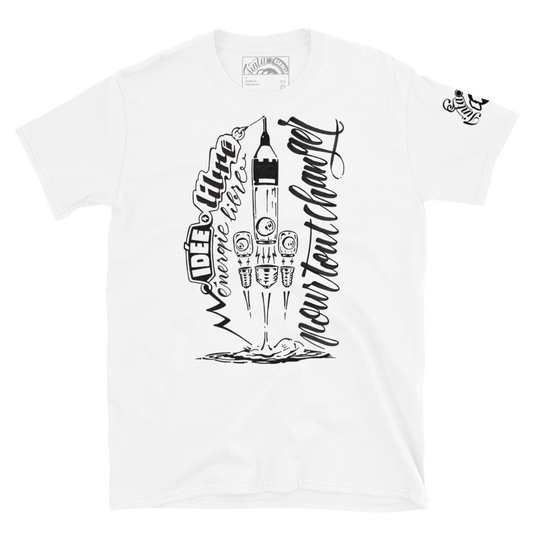 Bombillas cohete espacial con trazo caligráfico en el que se menciona la idea de energía libre para cambiarlo todo. la bombilla representa esta idea y esta impresa sobre una camiseta blanca de algodón.