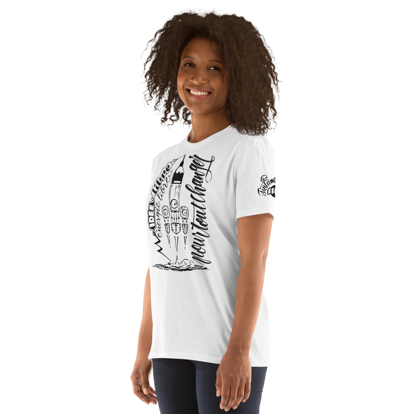 Bombillas cohete espacial con trazo caligráfico en el que se menciona la idea de energía libre para cambiarlo todo. la bombilla representa esta idea y esta impresa sobre una camiseta blanca de algodón.