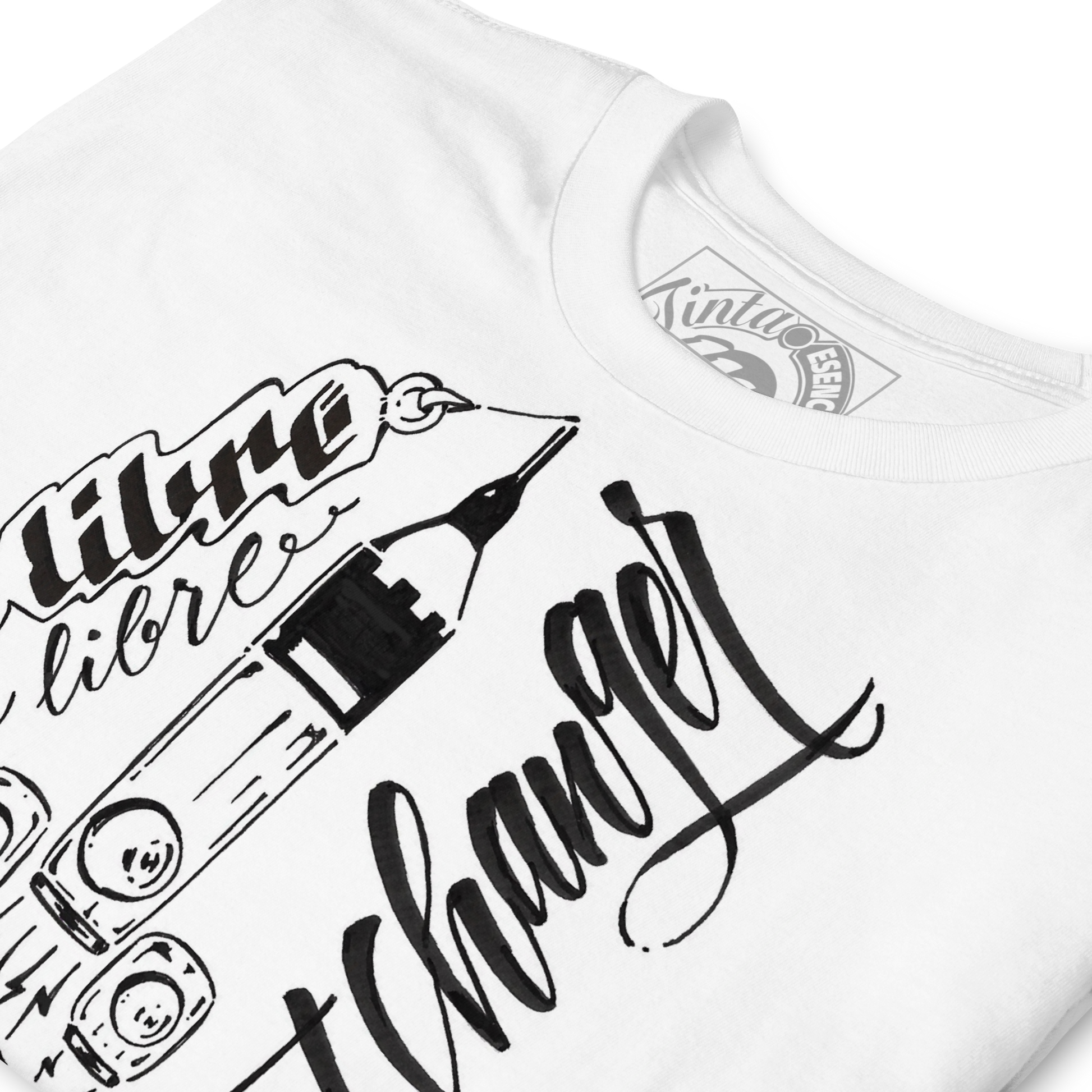Bombillas cohete espacial con trazo caligráfico en el que se menciona la idea de energía libre para cambiarlo todo. la bombilla representa esta idea y esta impresa sobre una camiseta blanca de algodón.