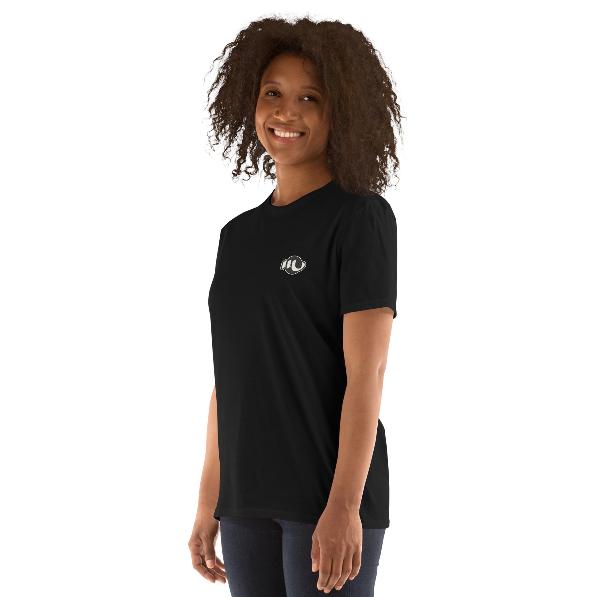 chica con camiseta negra y logo de tintaesencia.com en el pecho
