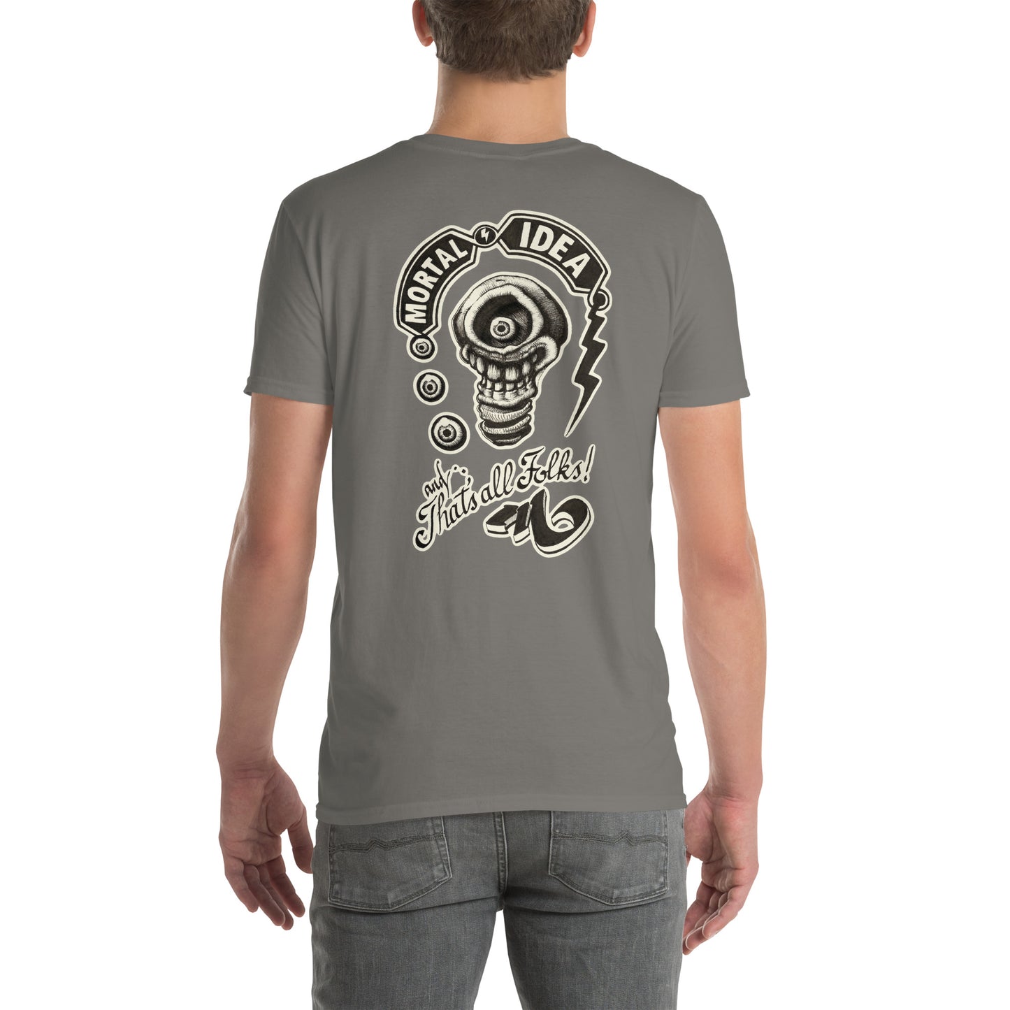 chico con camiseta color gris oscuro con ilustración a la espalda de una calavera con forma de bombilla denominada mortal idea en la espalda y la frase that's all folks