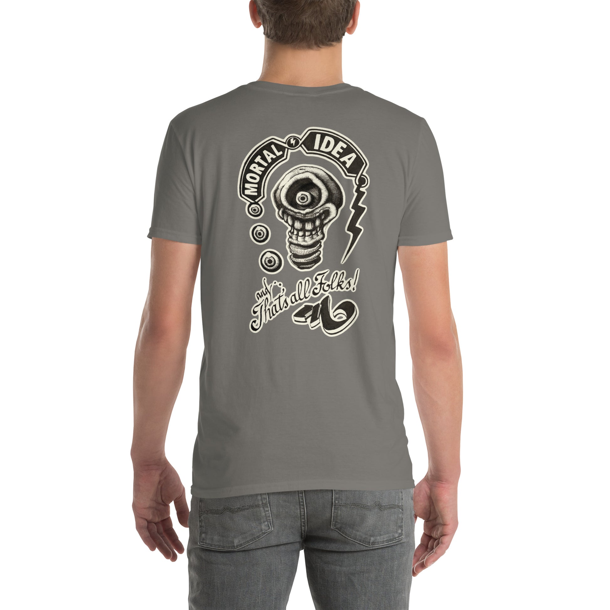 chico con camiseta color gris oscuro con ilustración a la espalda de una calavera con forma de bombilla denominada mortal idea en la espalda y la frase that's all folks