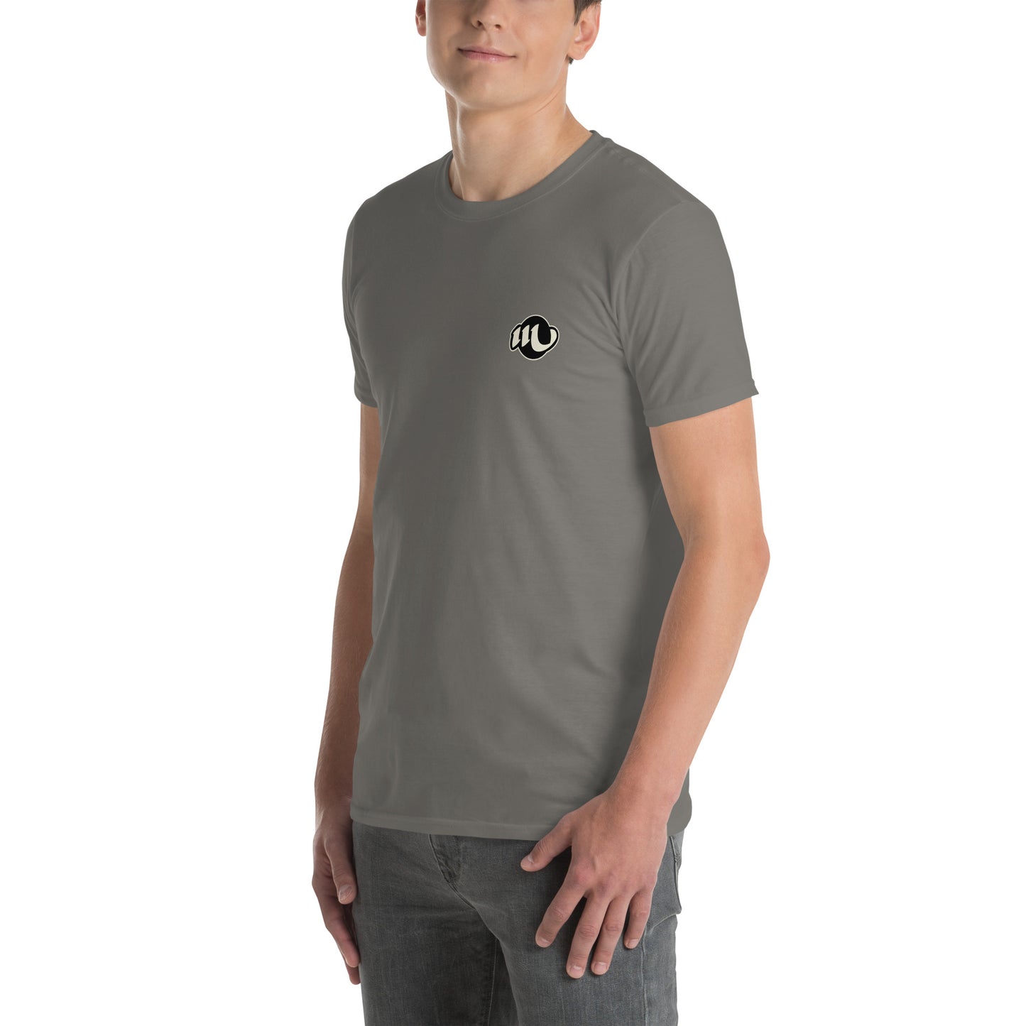 chico con camiseta color gris oscuro y el logo de tintaesencia.com en el pecho