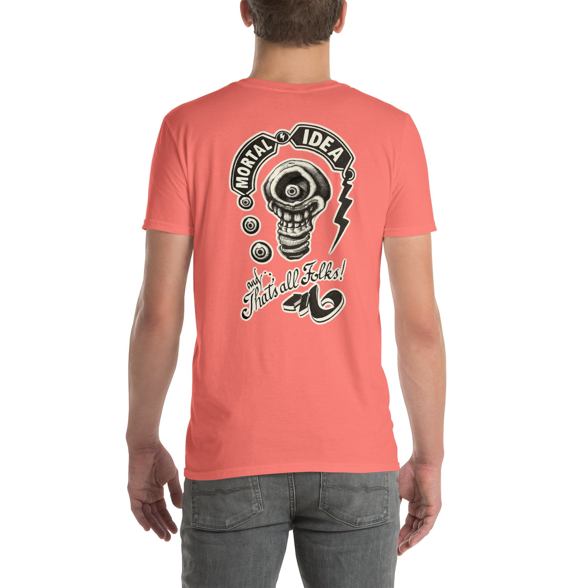 chico con camiseta color coral con ilustración a la espalda de una calavera con forma de bombilla denominada mortal idea en la espalda y la frase that's all folks