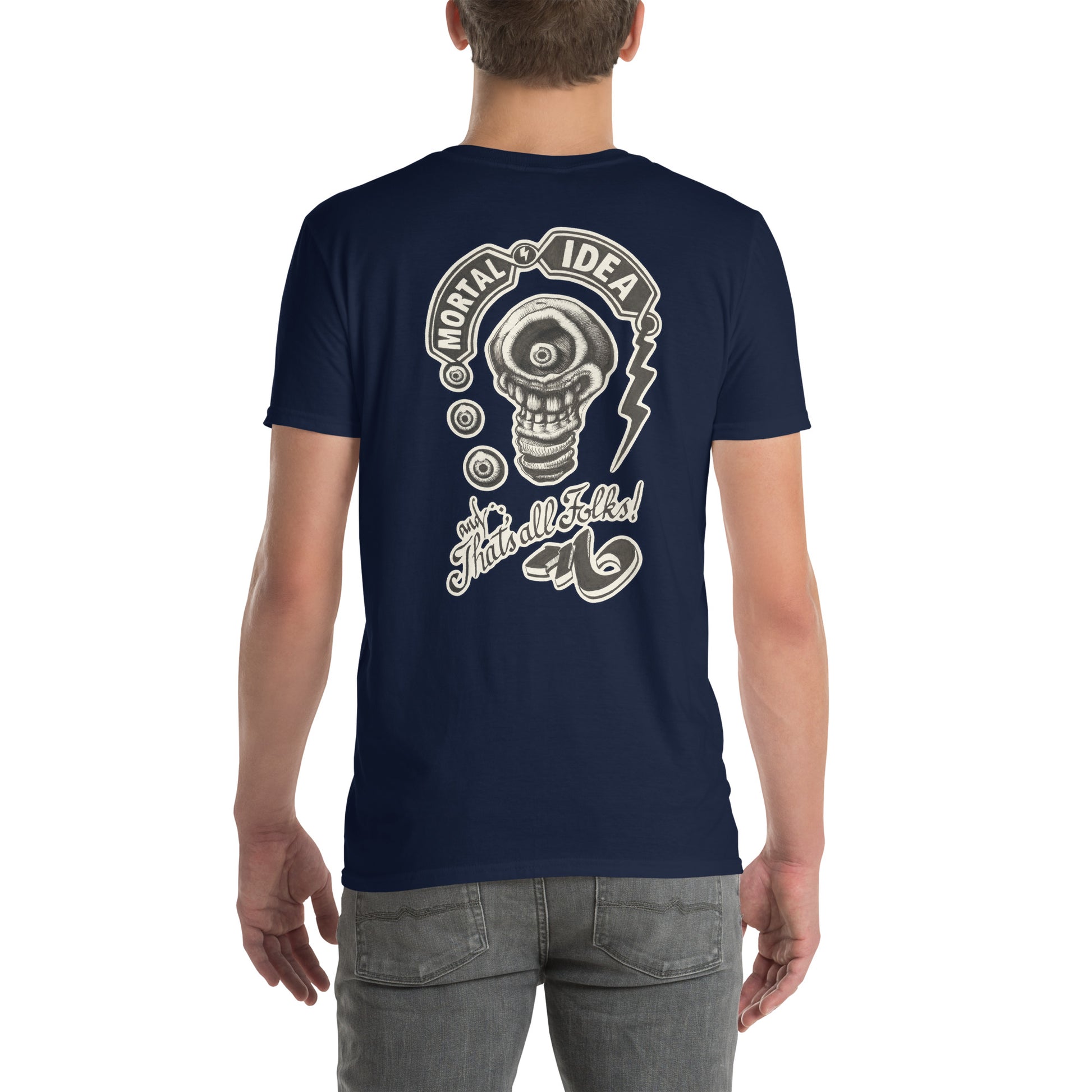 chico con camiseta color azul marino con ilustración a la espalda de una calavera con forma de bombilla denominada mortal idea en la espalda y la frase that's all folks