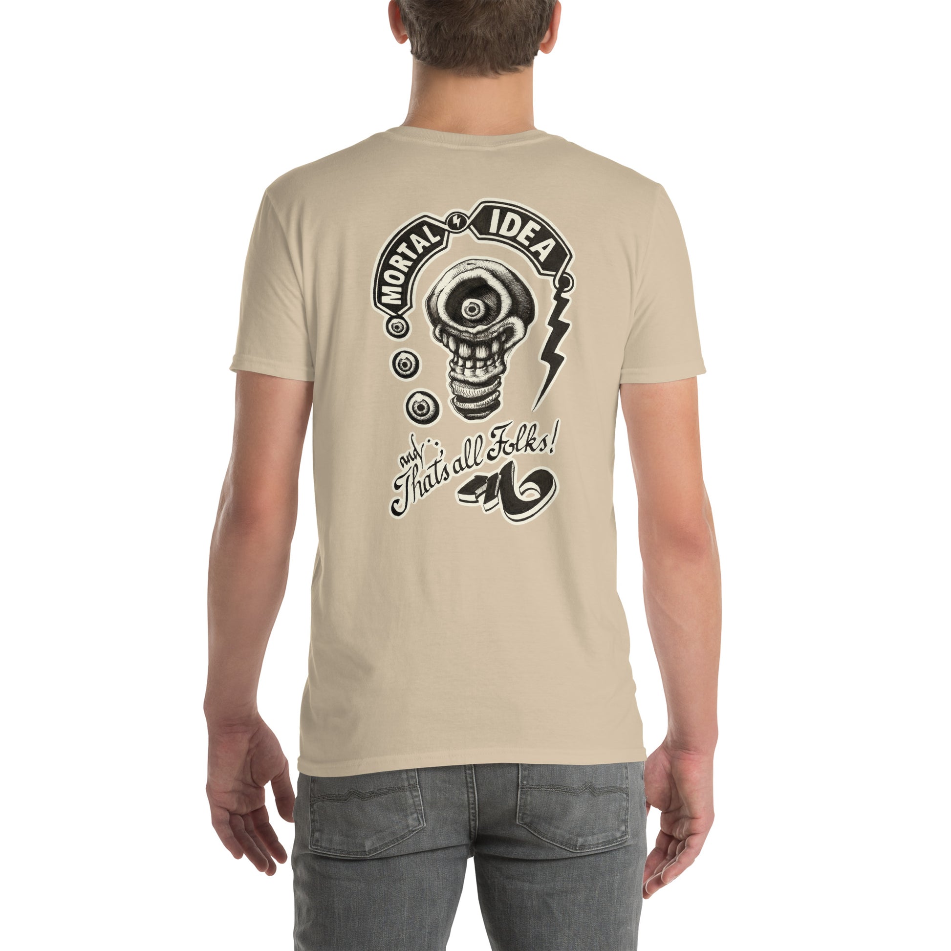 chico con camiseta color arena con ilustración a la espalda de una calavera con forma de bombilla denominada mortal idea en la espalda y la frase that's all folks