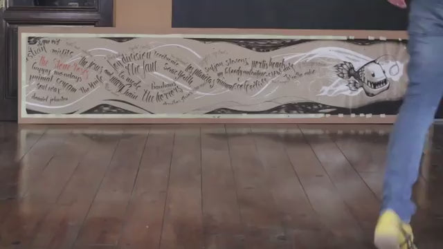 Cargar video: La perrita salchicha Tinta (dachshund) en el salón frente a una recién ilustrada obra de unos dos metros y medio por 50 centimetros a tinta en papel craft creada por Miguel Guerrero.