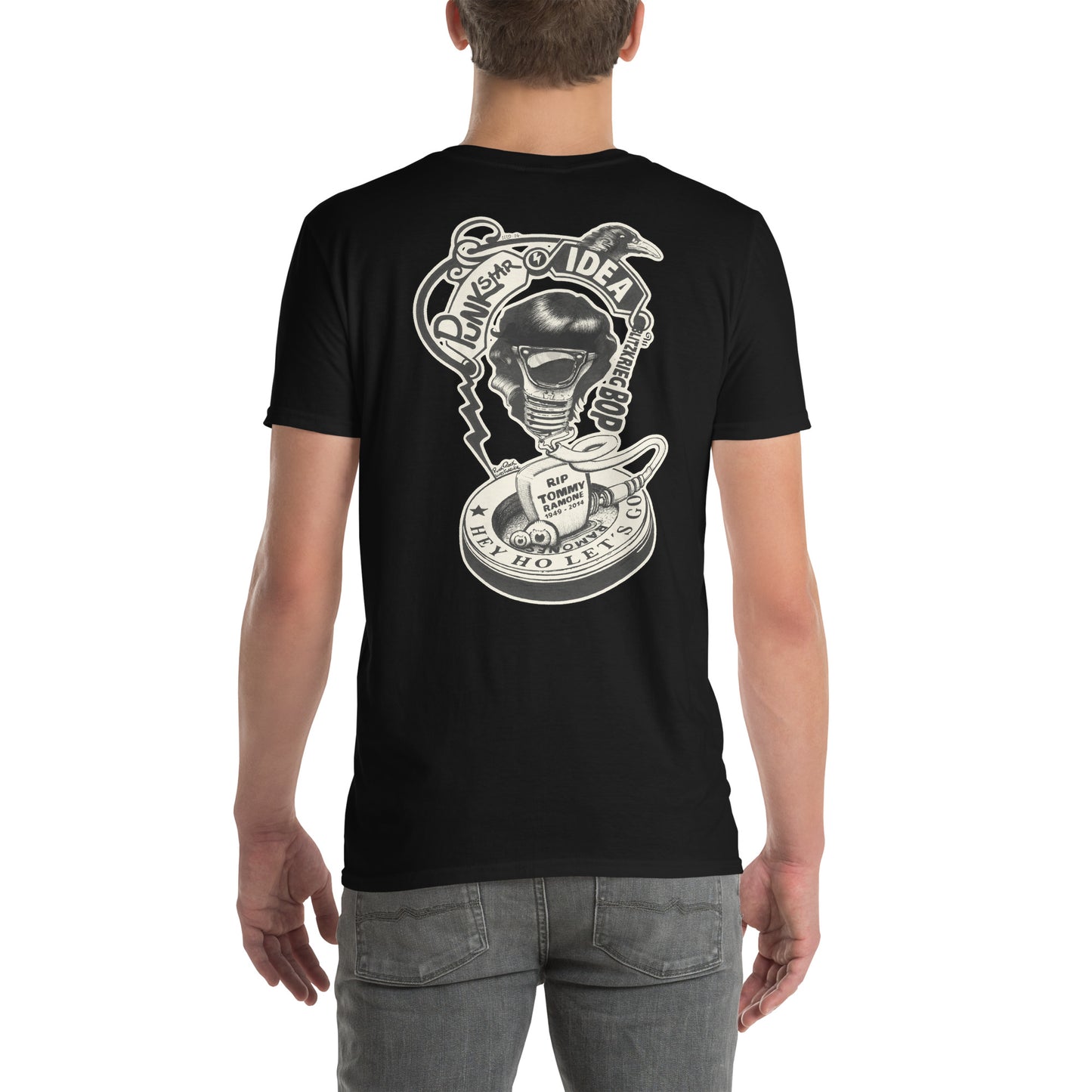 chico con camiseta color negro de espalda con ilustración de bombilla Tommy Ramone cuervo y las letras punk star idea y hey ho let's go en la espalda