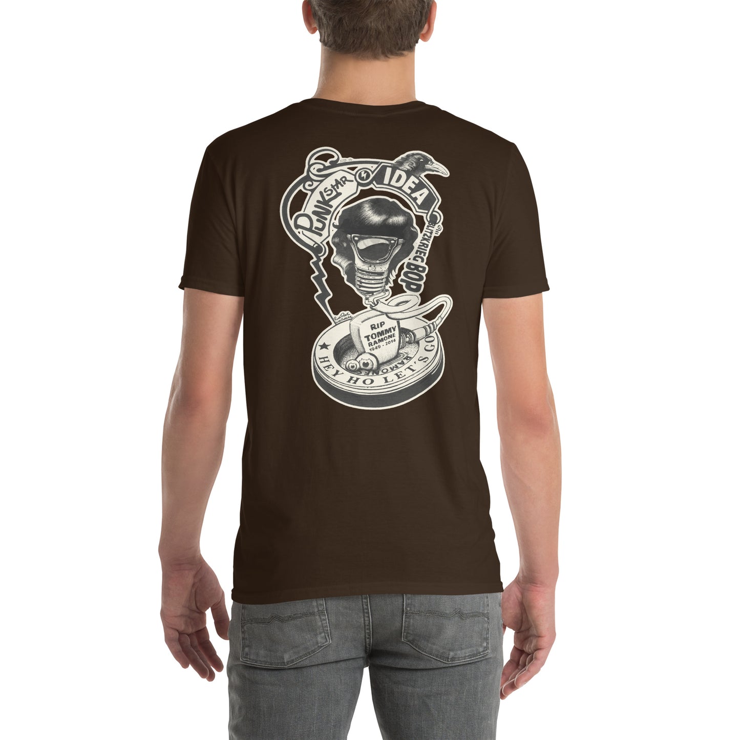 chico con camiseta color marrón de espalda con ilustración de bombilla Tommy Ramone cuervo y las letras punk star idea y hey ho let's go en la espalda