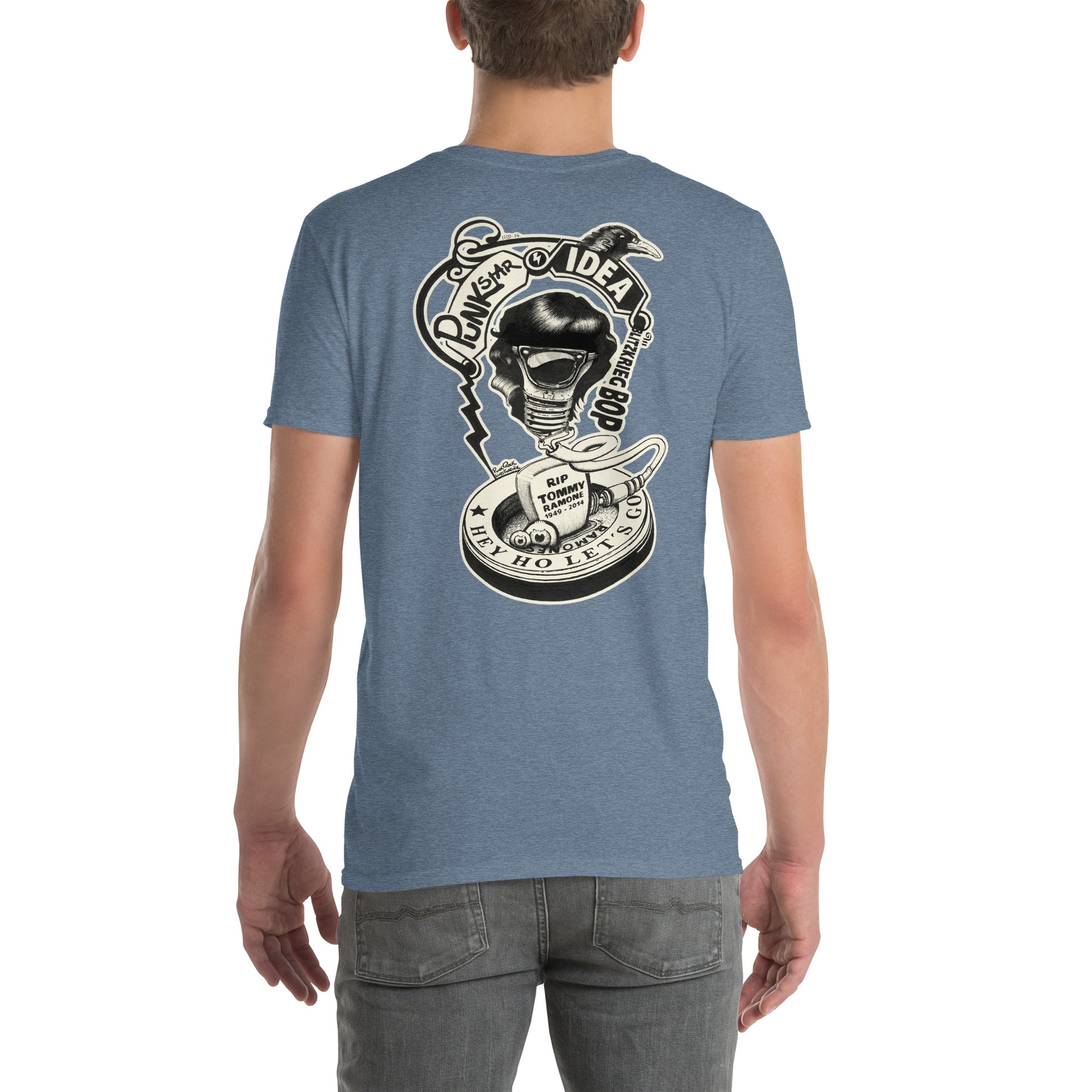 chico con camiseta color índigo de espalda con ilustración de bombilla Tommy Ramone cuervo y las letras punk star idea y hey ho let's go en la espalda