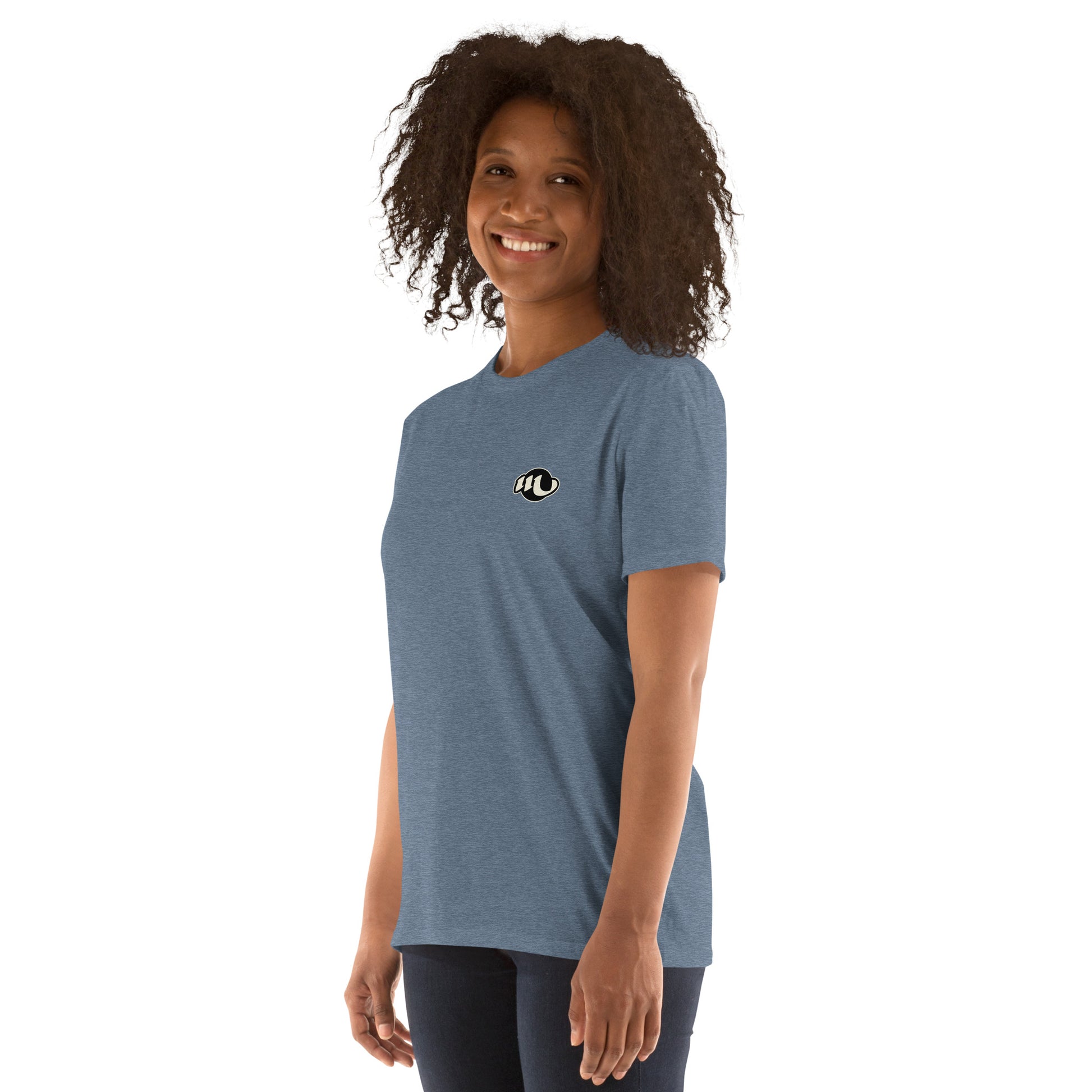 chica con camiseta color índigo