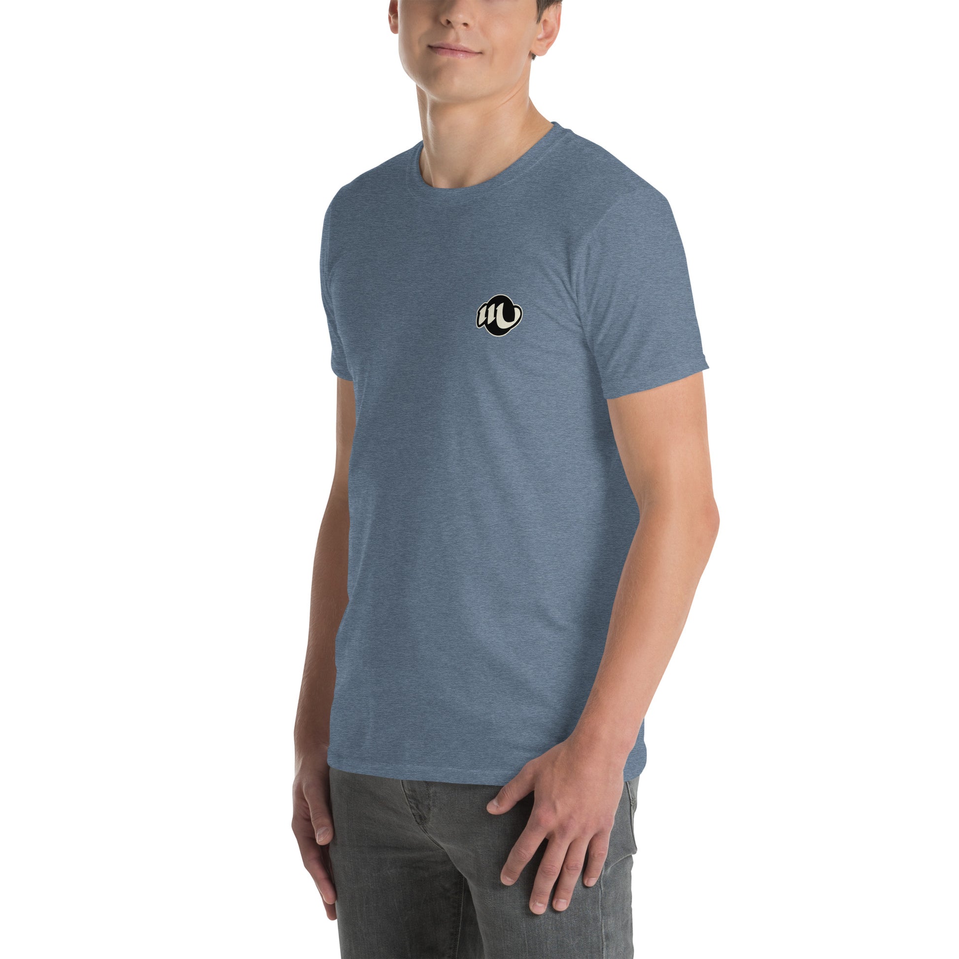 chico con camiseta color índigo de frente con el logo de tinta esencia en el pecho