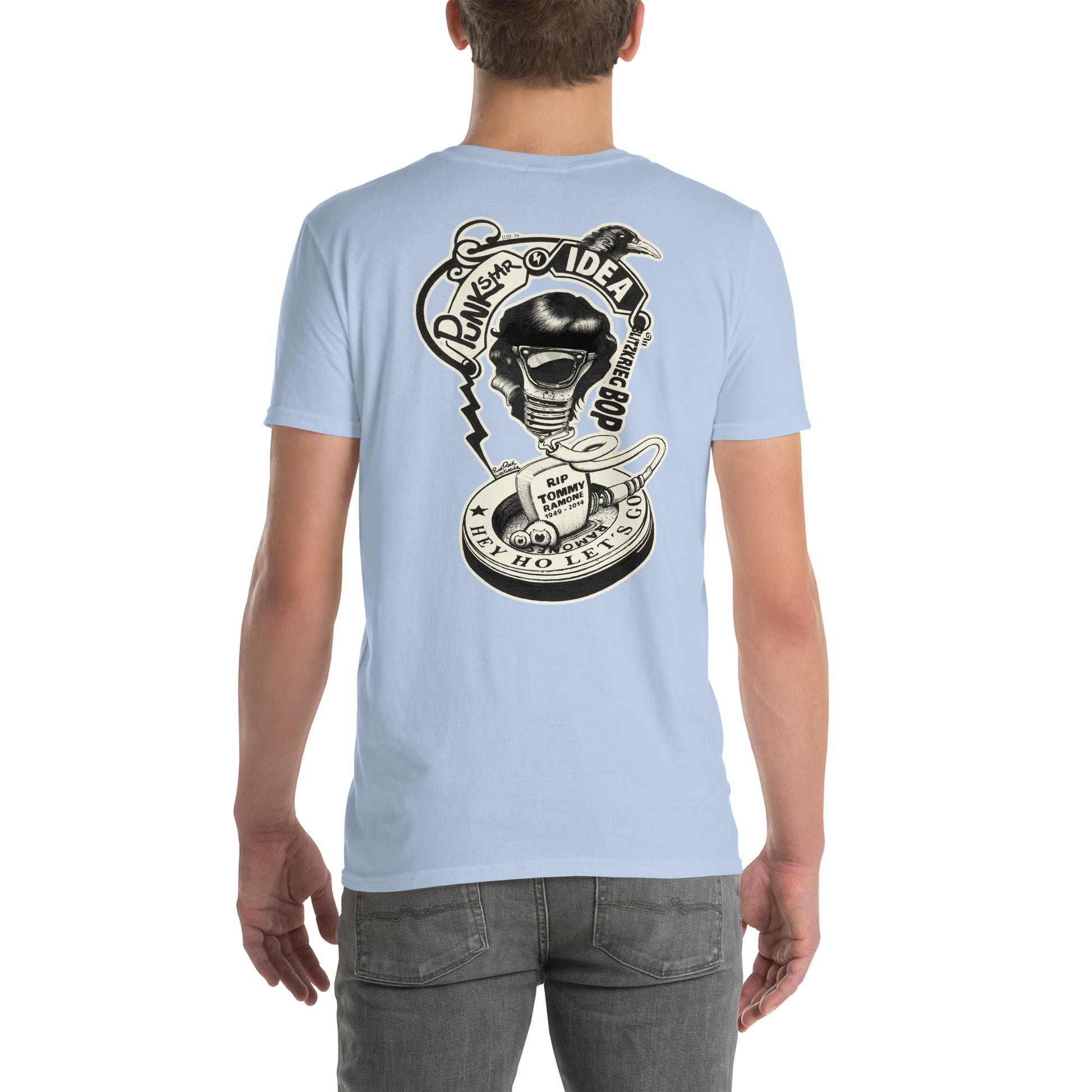 chico con camiseta color azul celeste de espalda con ilustración de bombilla Tommy Ramone cuervo y las letras punk star idea y hey ho let's go en la espalda