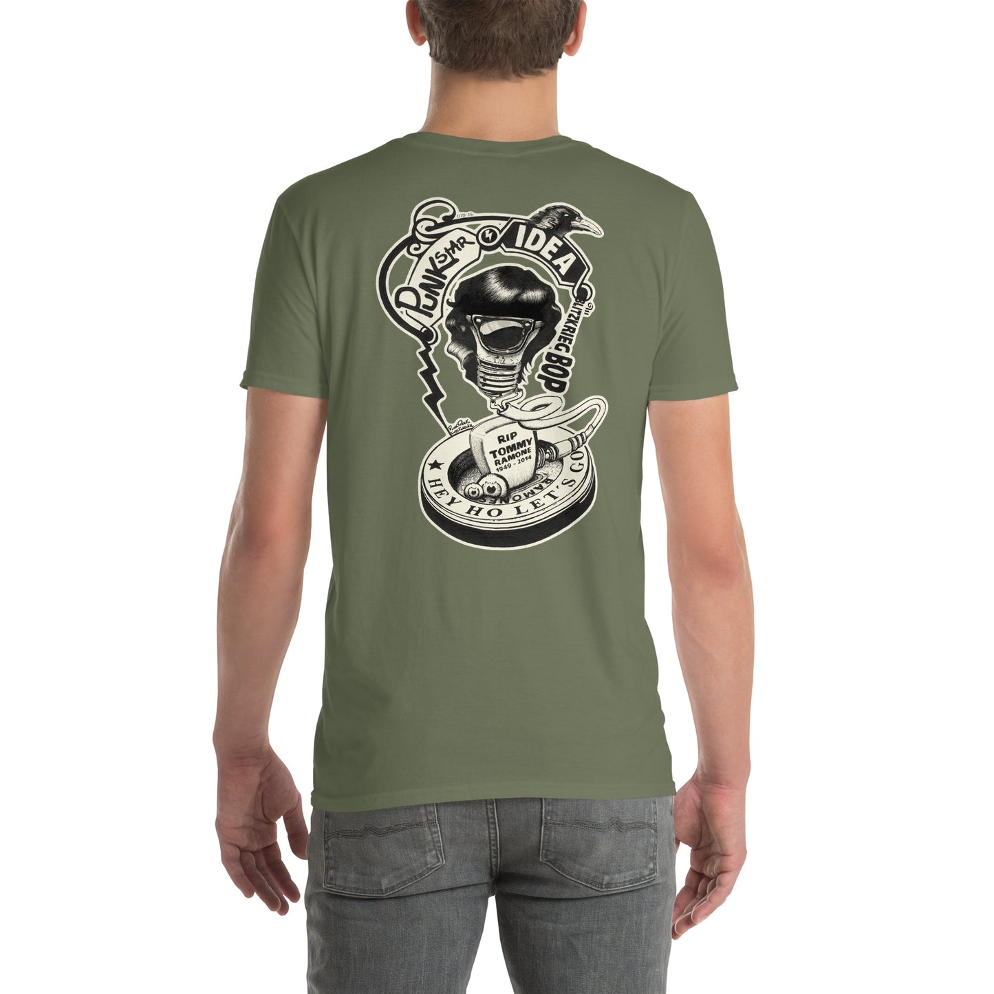 chico con camiseta color verde militar de espalda con ilustración de bombilla Tommy Ramone cuervo y las letras punk star idea y hey ho let's go en la espalda