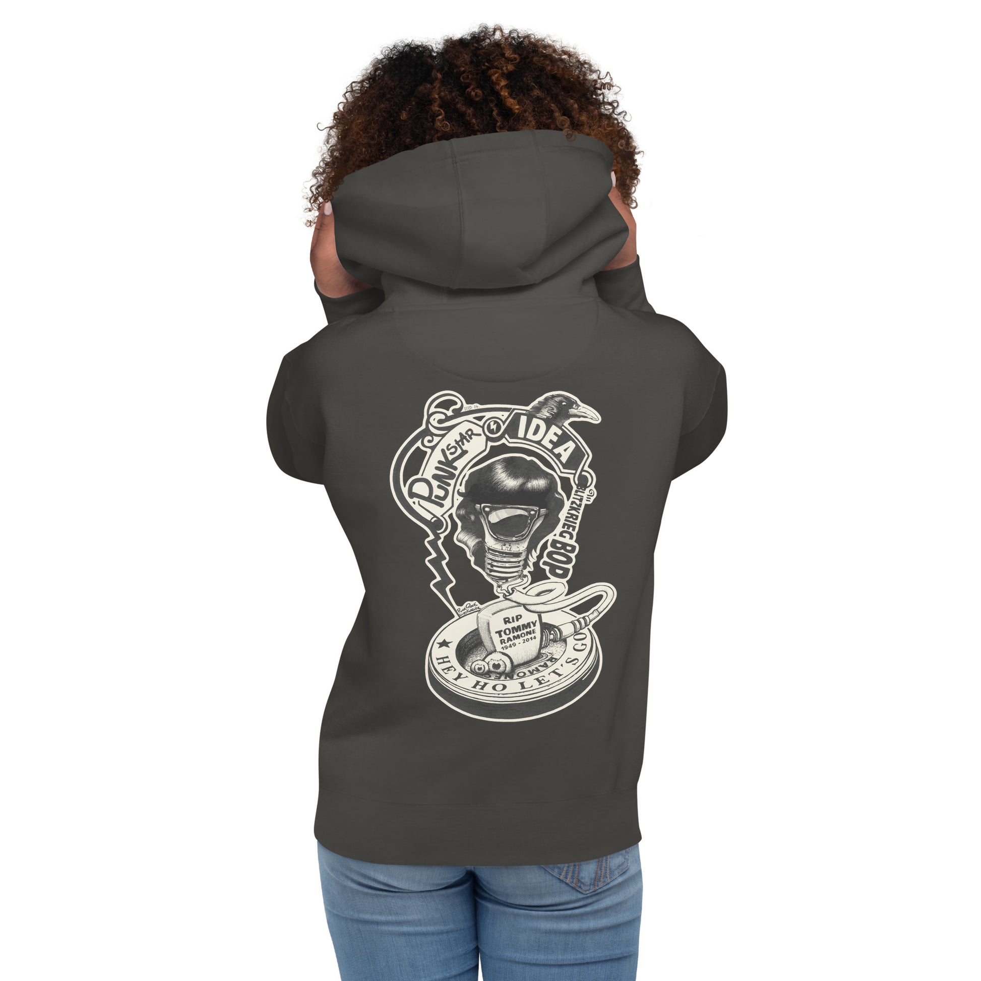 chica con sudadera con capucha negra con ilustración de Tommy Ramone en la espalda