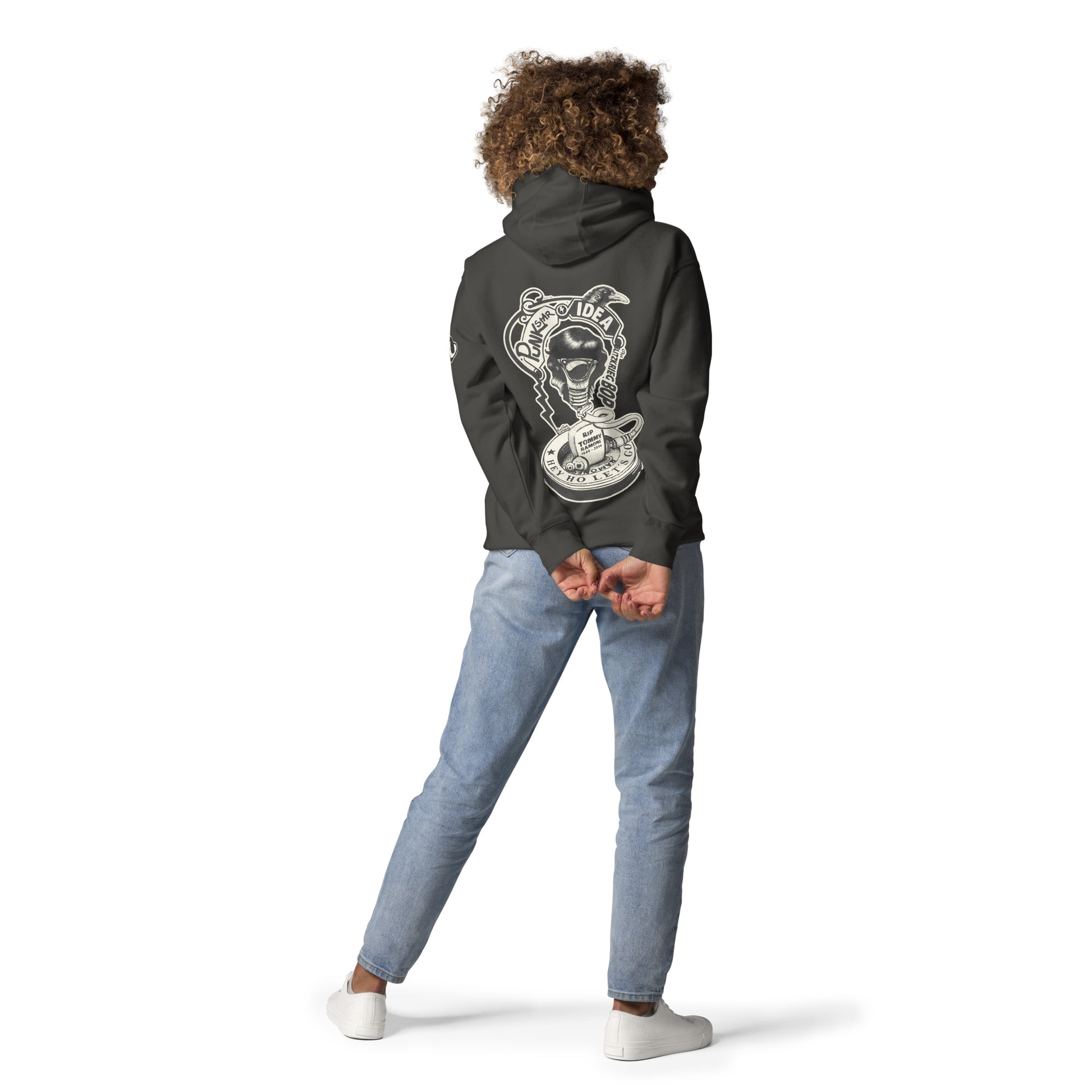 chica con sudadera con capucha negra con ilustración de Tommy Ramone en la espalda