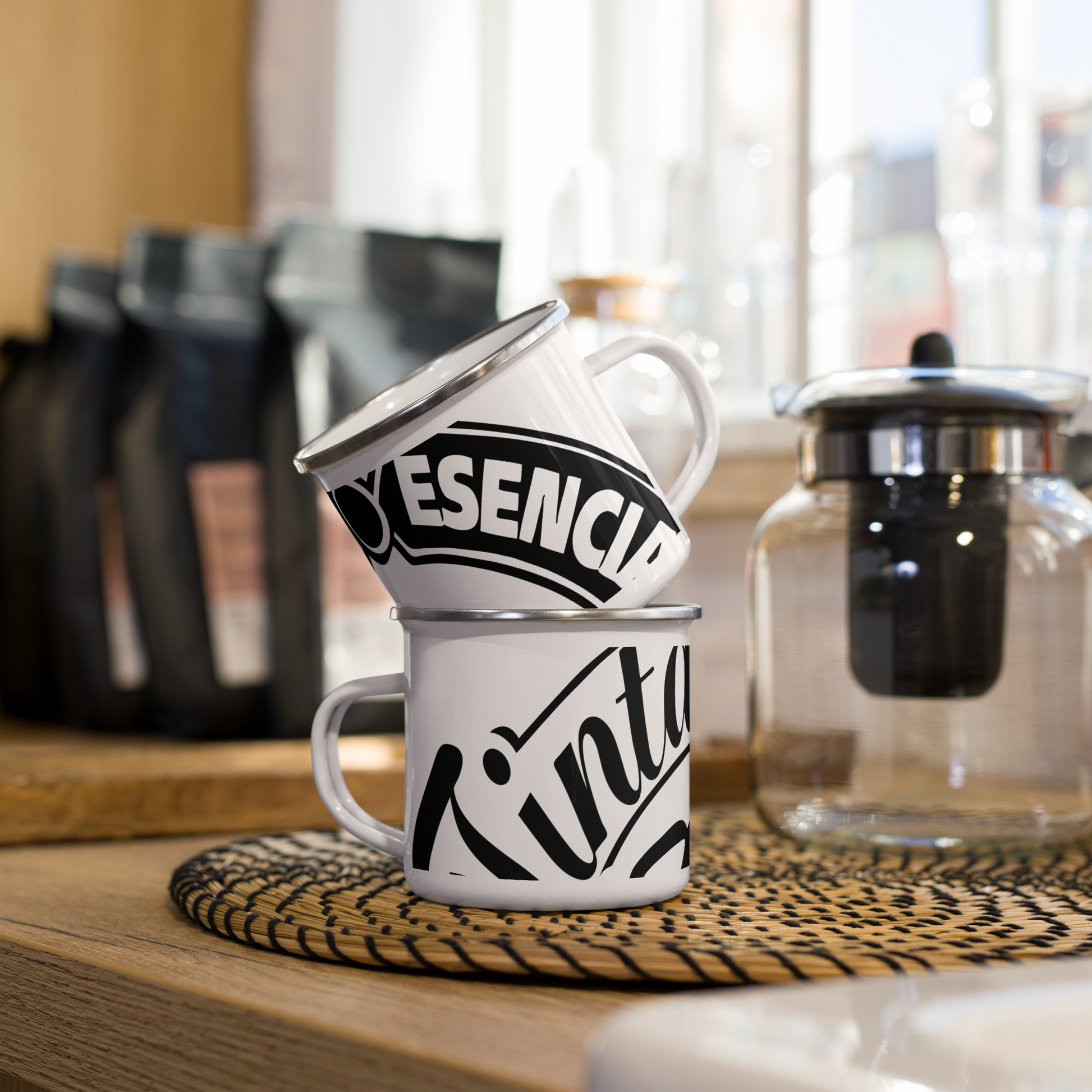 tazas esmaltadas de color blanco con el logo de la marca registrada tinta esencia impreso en negro