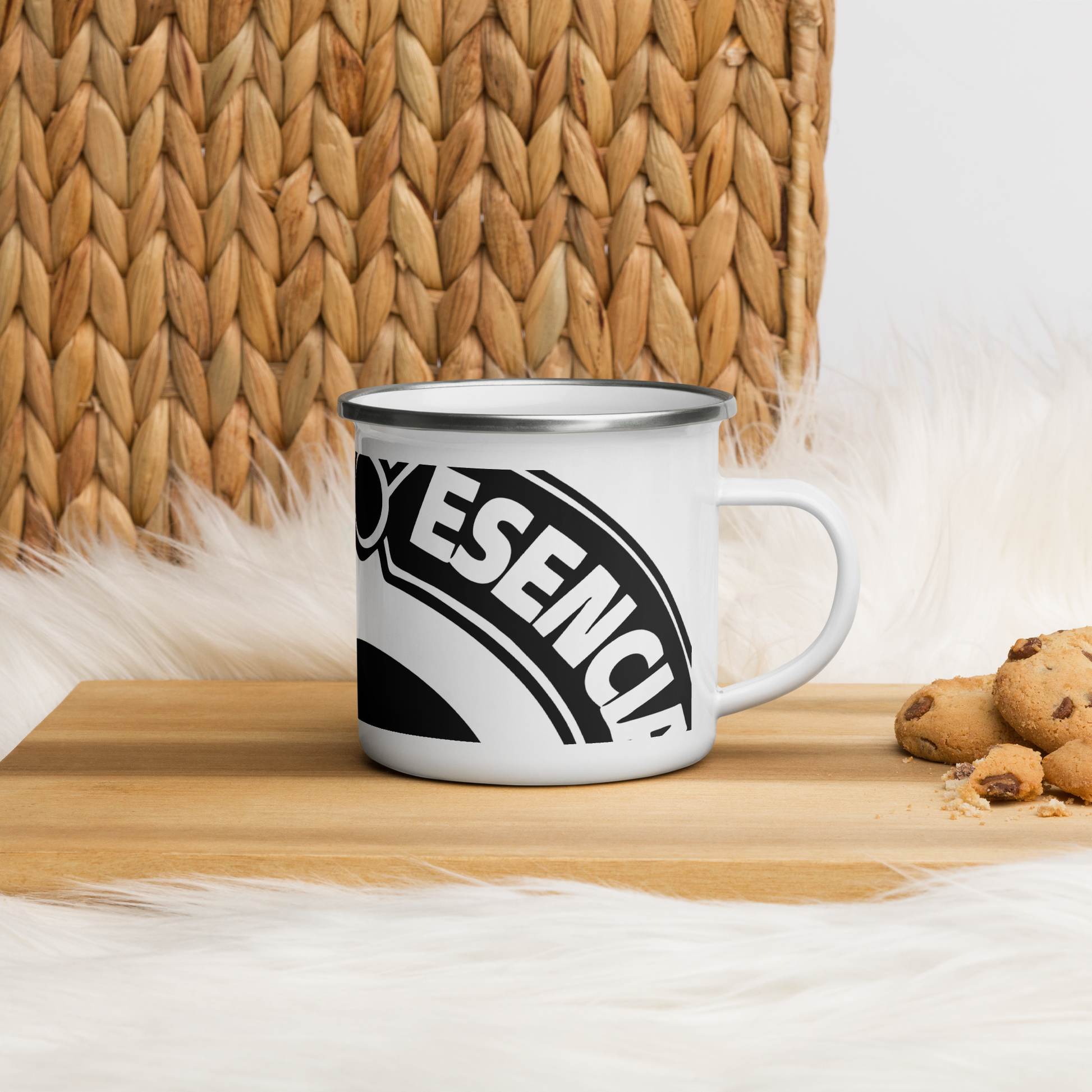 taza esmaltada de color blanco con el logo de la marca registrada tinta esencia impreso en negro