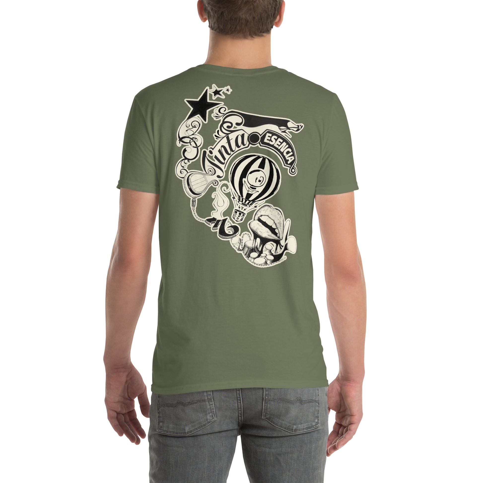 chico modelo con camiseta con logo en la parte frontal y detrás ilustración de Miguel Guerrero a tinta integrada por una bombilla una boca el logo de tinta esencia y unas estrellas