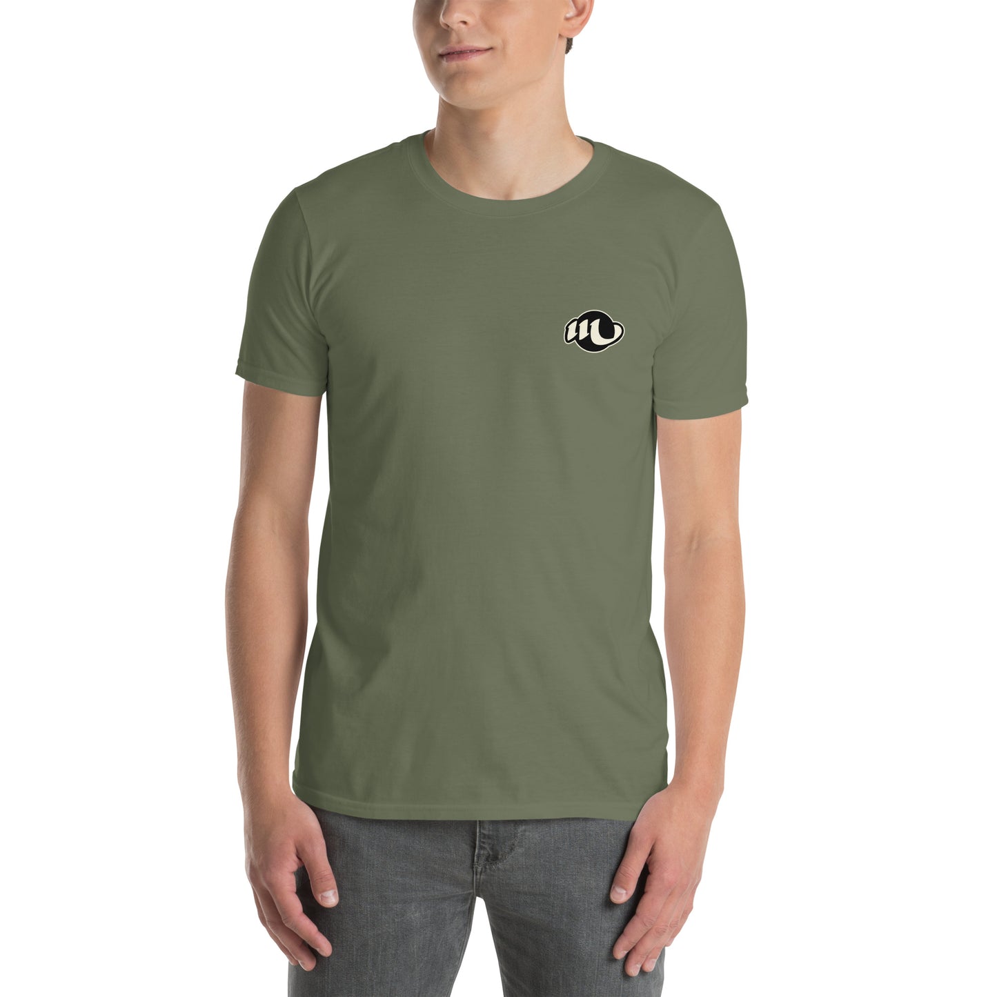 chico modelo con camiseta con logo en la parte frontal y detrás ilustración de Miguel Guerrero a tinta integrada por una bombilla una boca el logo de tinta esencia y unas estrellas