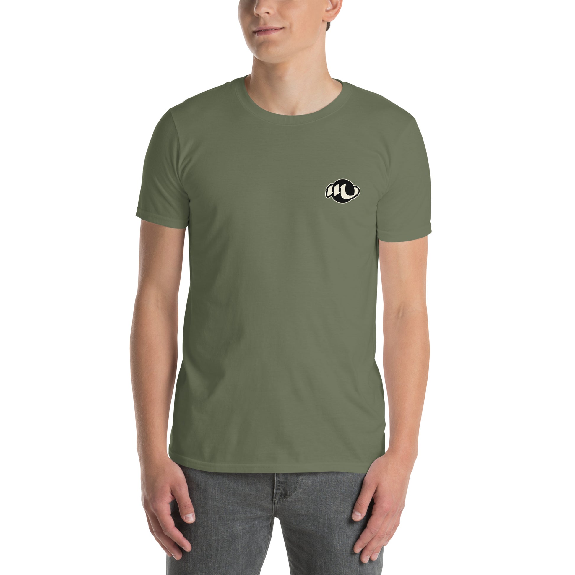 chico modelo con camiseta con logo en la parte frontal y detrás ilustración de Miguel Guerrero a tinta integrada por una bombilla una boca el logo de tinta esencia y unas estrellas