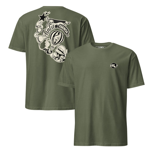 Camiseta con logo en la parte frontal y detrás ilustración de Miguel Guerrero a tinta integrada por una bombilla una boca el logo de tinta esencia y unas estrellas
