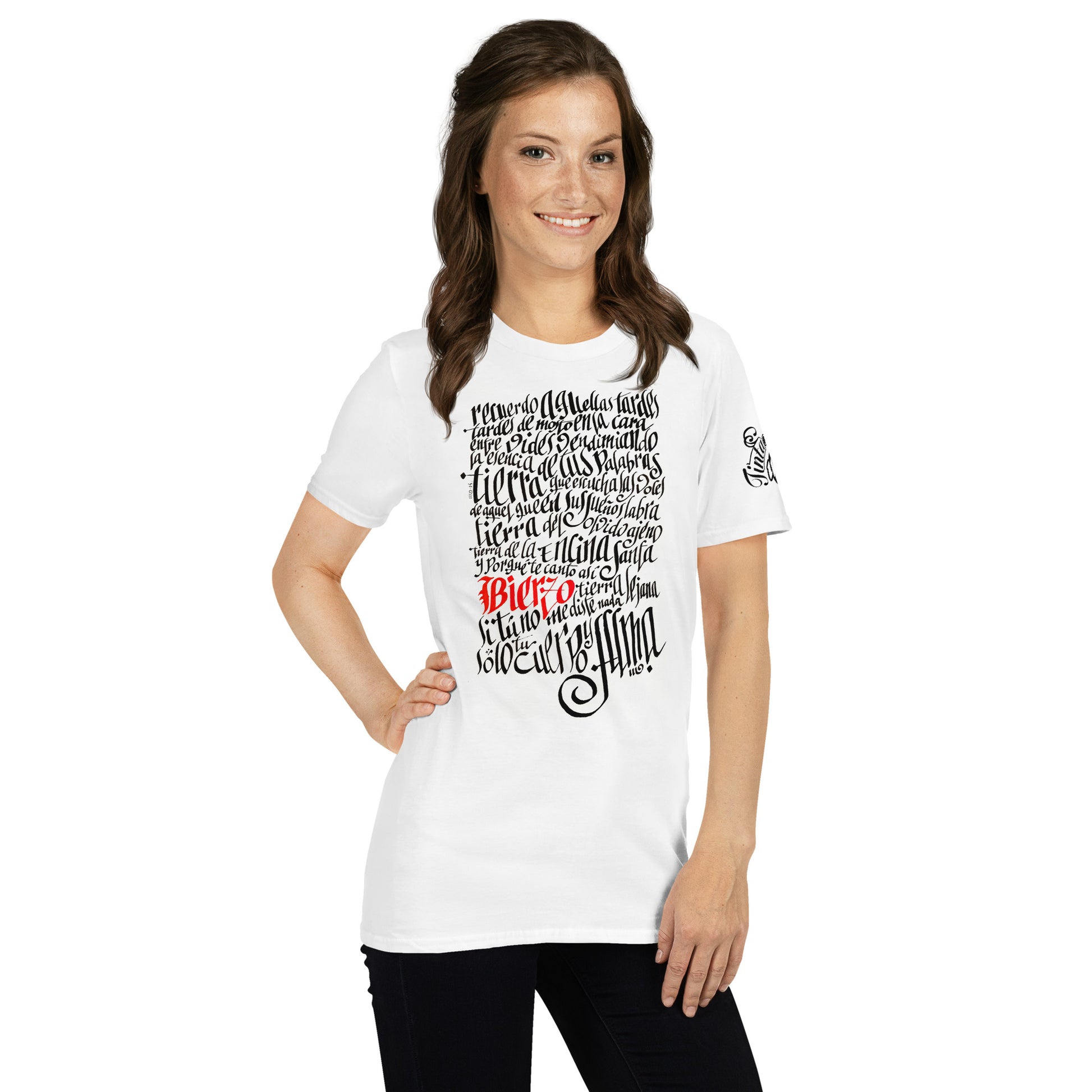 Letra de la canción de Miguel Guerrero : Bierzo tierra lejana. letras caligráficas, negras y palabra Bierzo en rojo, ilustradas en camiseta blanca de algodón.