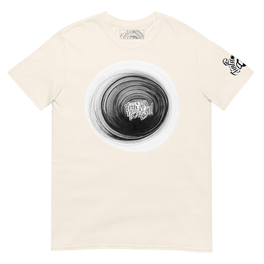 camiseta de algodón de color crea con impresión en blanco negro de ilustración c tinta de un agujero torbellino oscuro en el que se lee 'travel now'