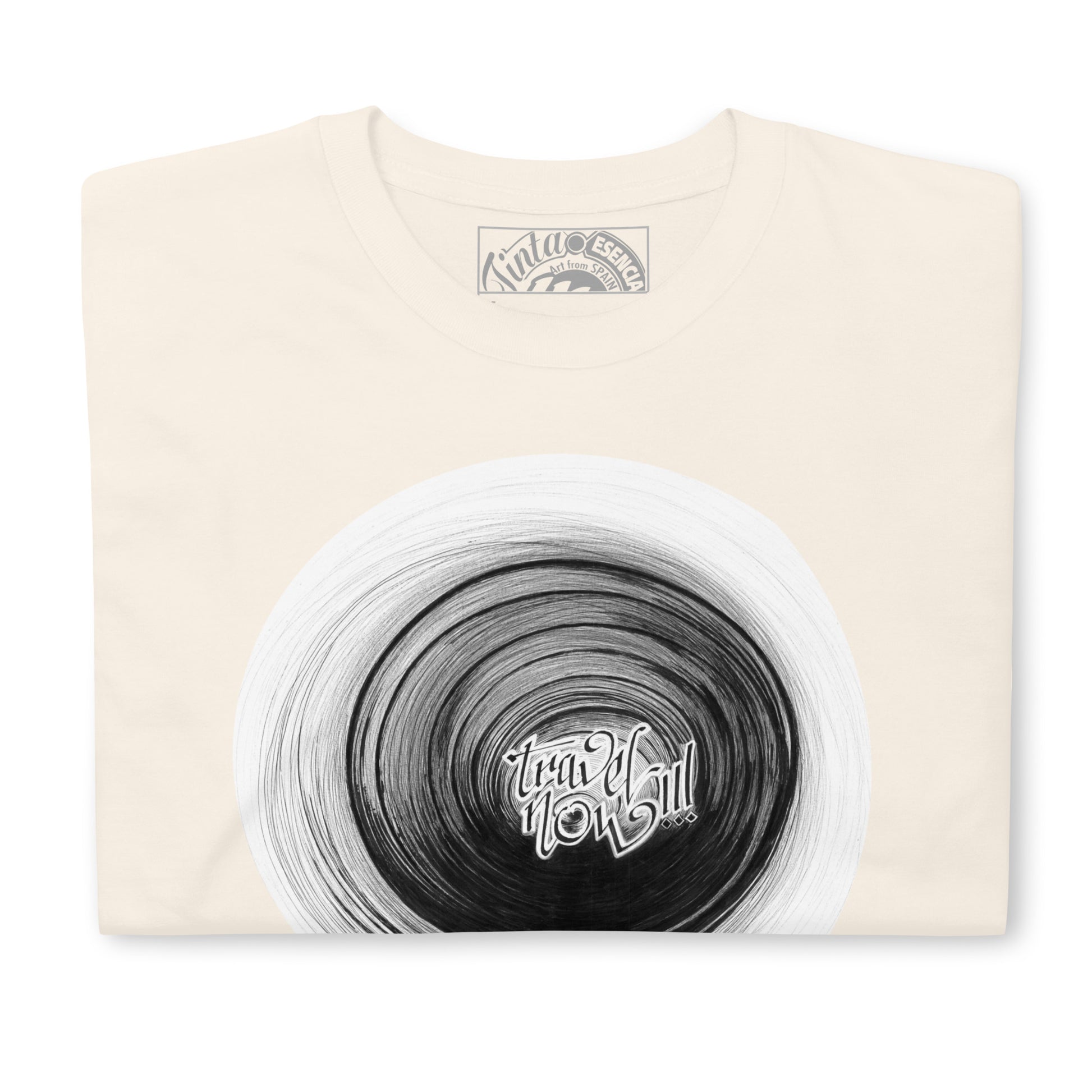 camiseta de algodón de color crea con impresión en blanco negro de ilustración c tinta de un agujero torbellino oscuro en el que se lee 'travel now'