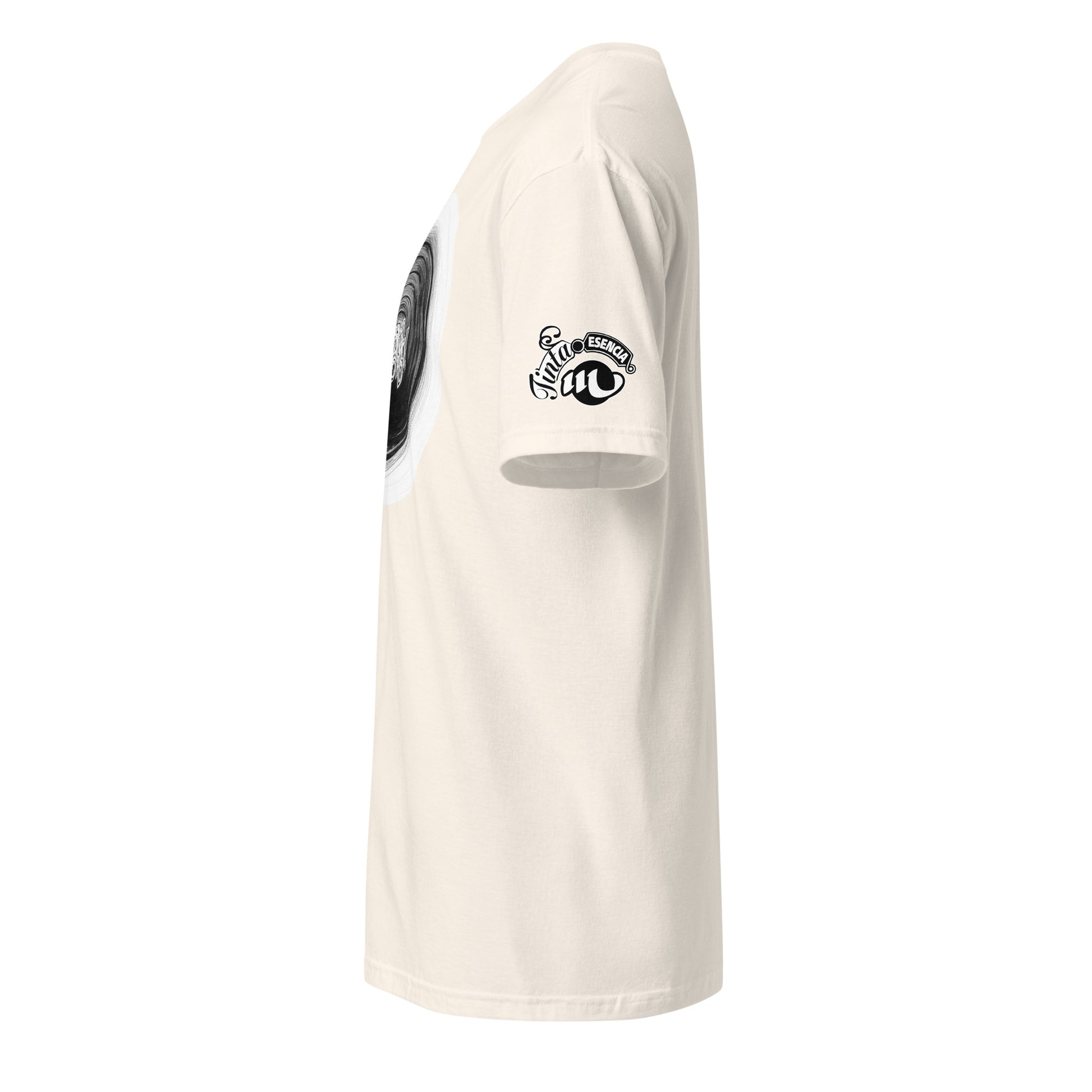 camiseta de algodón de color crea con impresión en blanco negro de ilustración c tinta de un agujero torbellino oscuro en el que se lee 'travel now'